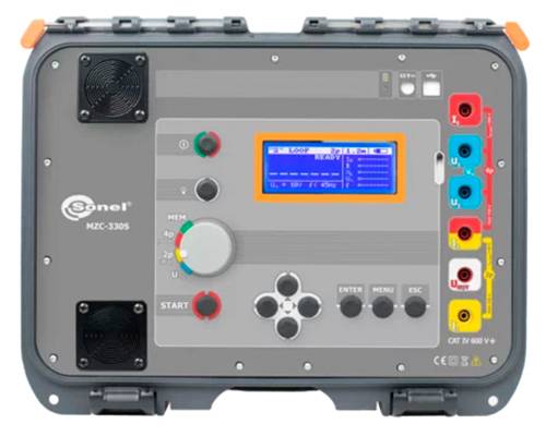 Vorderansicht eines Sonel MZC-3305 Elektroprüfers mit Display, Steuertasten und farbcodierten Messklemmen.