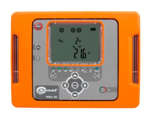 Orange Sonel MRU-30 Messgerät mit digitaler Anzeige, die 2 V und 216 Ω anzeigt, zentriert in einem robusten tragbaren Gehäuse.