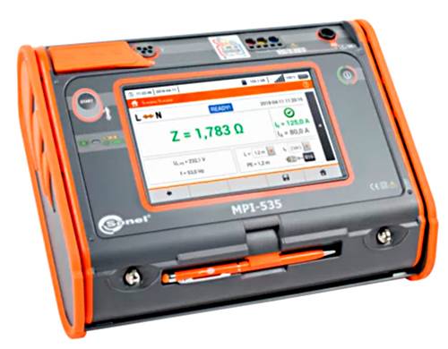 Tragbarer elektrischer Prüfer mit Touchscreen-Display, das eine Impedanzmessung „Z = 1,783 Ω