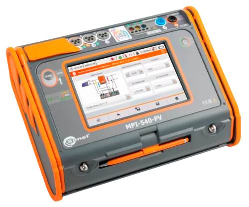 Tragbares orange-grau-farbenes MPI-540-PV Elektrotestgerät mit Touchscreen, das ein Schaltschema und eine Messoberfläche anzeigt.