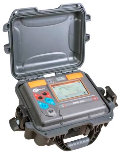 Tragbares robustes elektronisches Testgerät in einem harten Schutzkoffer mit geöffnetem Deckel und integriertem Bildschirm sowie Bedienungselementen.