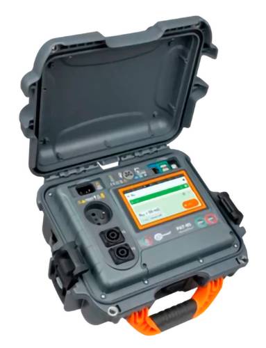 Tragbares robustes Diagnosegerät in einem Hartschalenkoffer, mit aufgeklapptem Deckel, Touchscreen-Display, Anschlüsse und orangefarbener Griff
