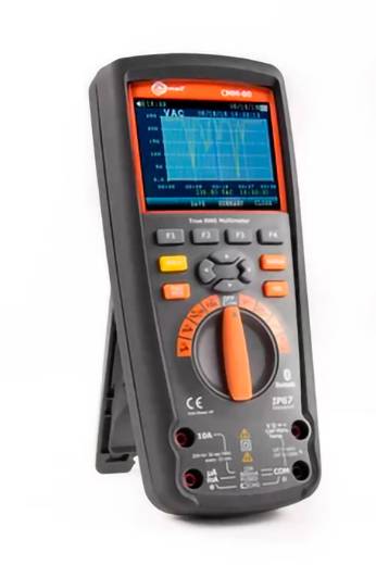 Ein tragbares digitales Multimeter in einem Ständer, das einen blauen Bildschirm mit Wellenformen und Messwertanzeigen zeigt.