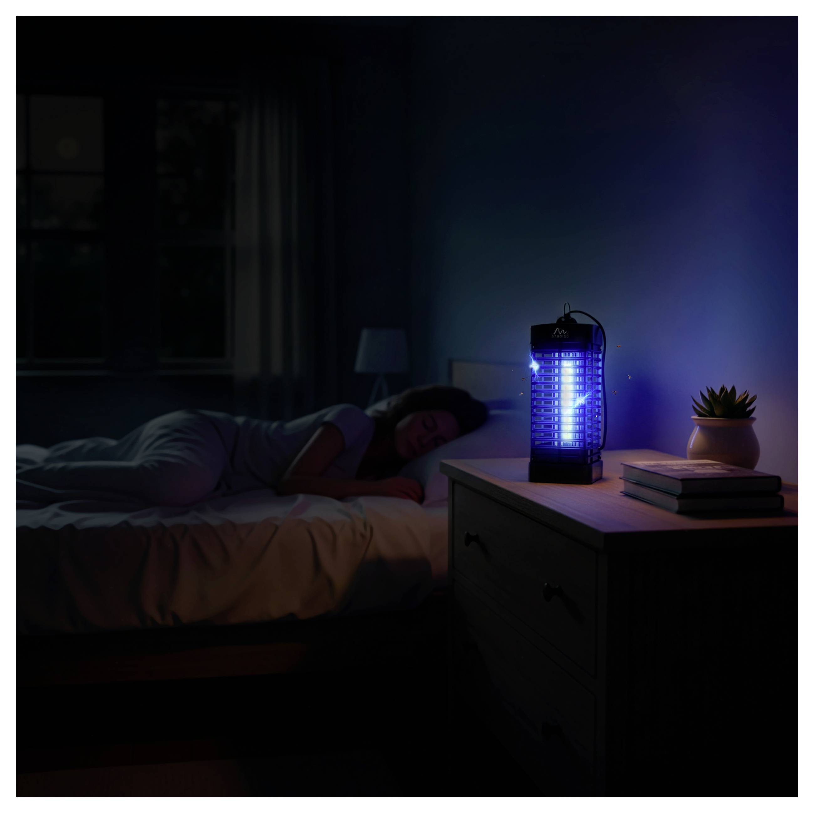 Eine schlafende Person liegt in einem dunklen Schlafzimmer neben einem leuchtend blauen Insektenkiller auf einer Kommode, mit einer Pflanze und Büchern in der Nähe.
