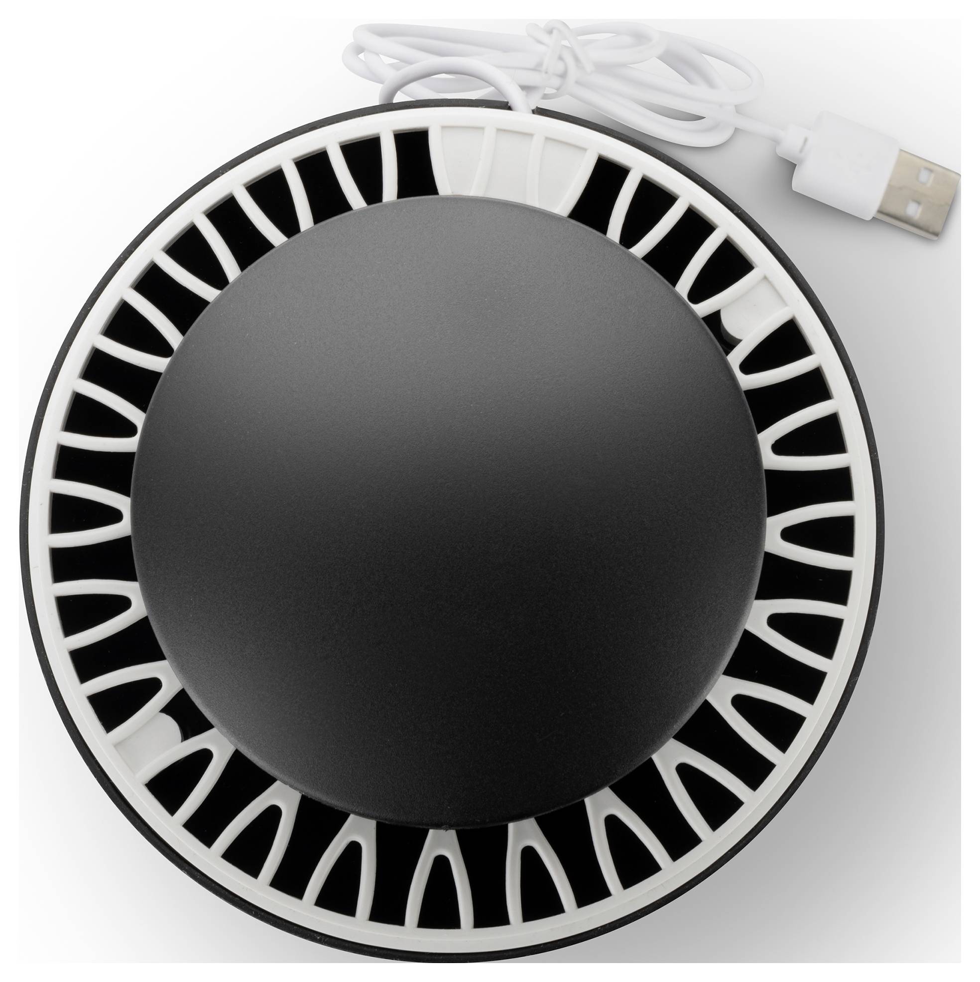 Kleiner runder weiß-schwarzer USB-betriebener Ventilator mit aufgewickeltem Kabel auf hellem Hintergrund.
