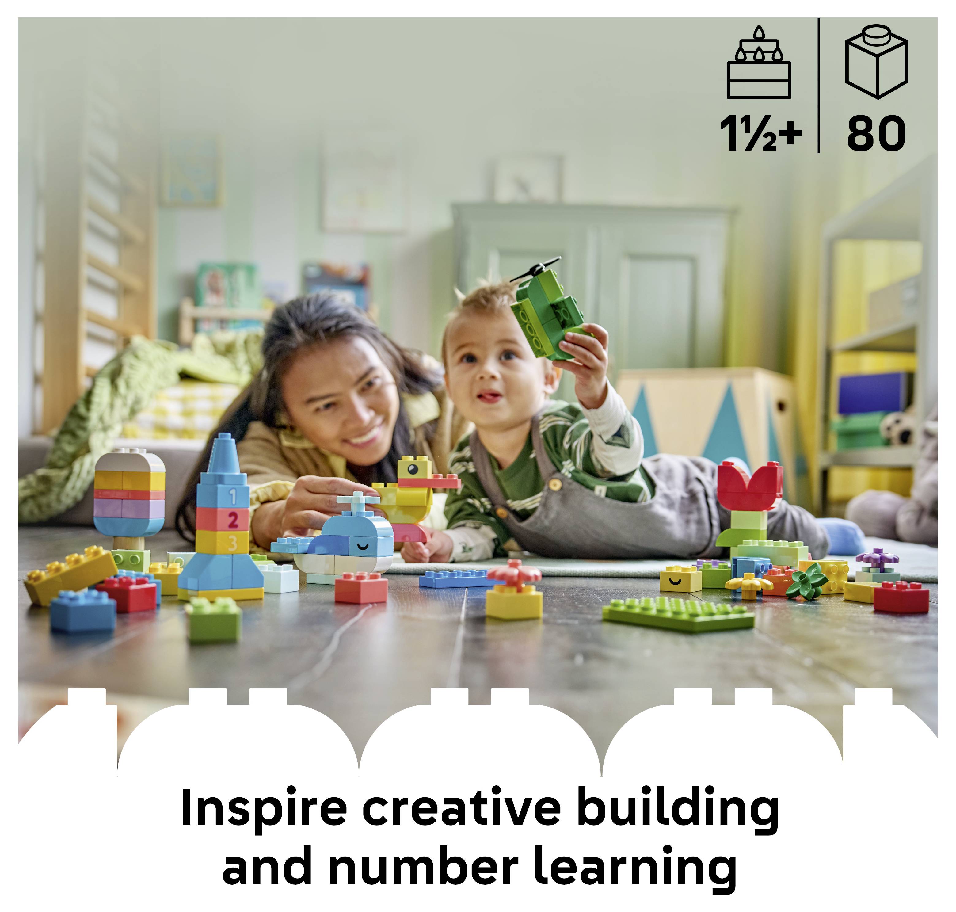 Erwachsener und Kleinkind spielen mit bunten Bausteinen; ein Kind hält ein grünes Spielzeug hoch. Der Text besagt „Inspirieren Sie kreatives Bauen und Zahlenlernen