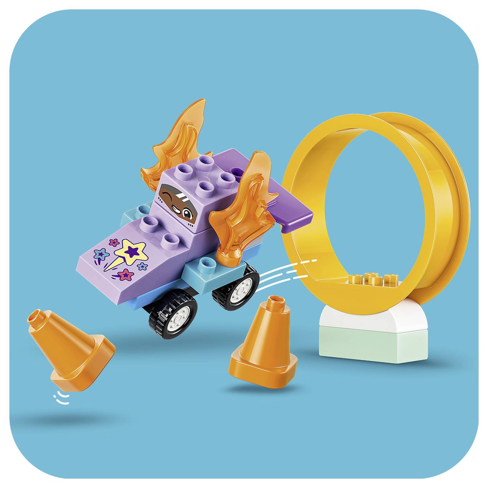 Spielzeug-LEGO-ähnliches Auto, das durch eine gelbe Schleife über orangefarbene Verkehrskegel auf blauem Hintergrund fährt.