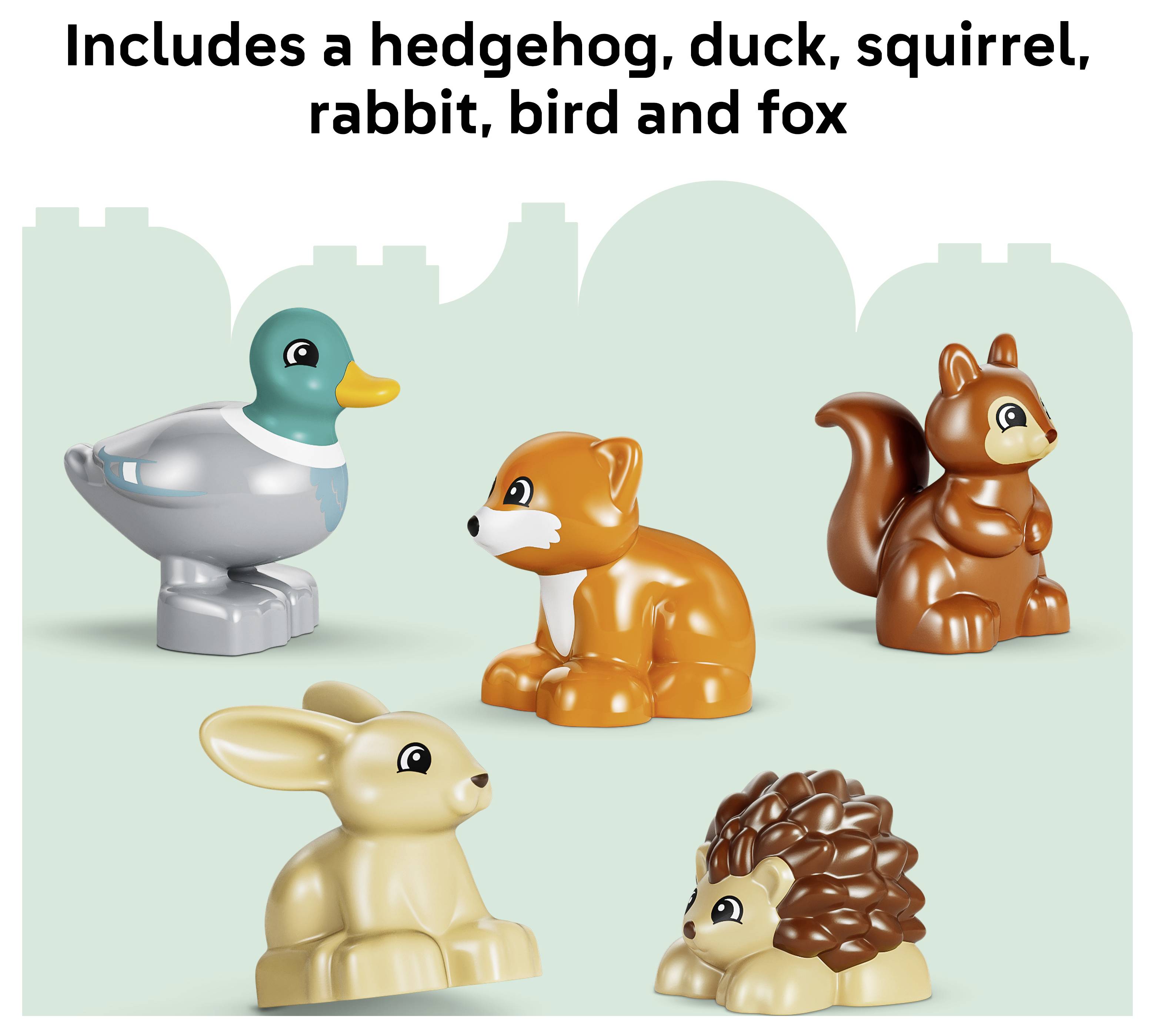 Spielzeugtiere: eine Ente, ein Fuchs, ein Eichhörnchen, ein Hase und ein Igel unter dem Text „Enthält einen Igel, eine Ente, ein Eichhörnchen, einen Hasen, einen Vogel und einen Fuchs