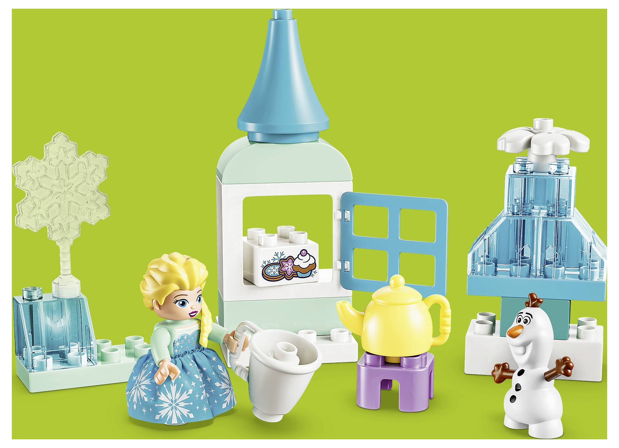 LEGO Disney Frozen Spielset mit Elsa, Olaf, einer Teekanne, Eispalaststücken und durchsichtigen blauen winterthematischen Zubehören auf grünem Hintergrund.