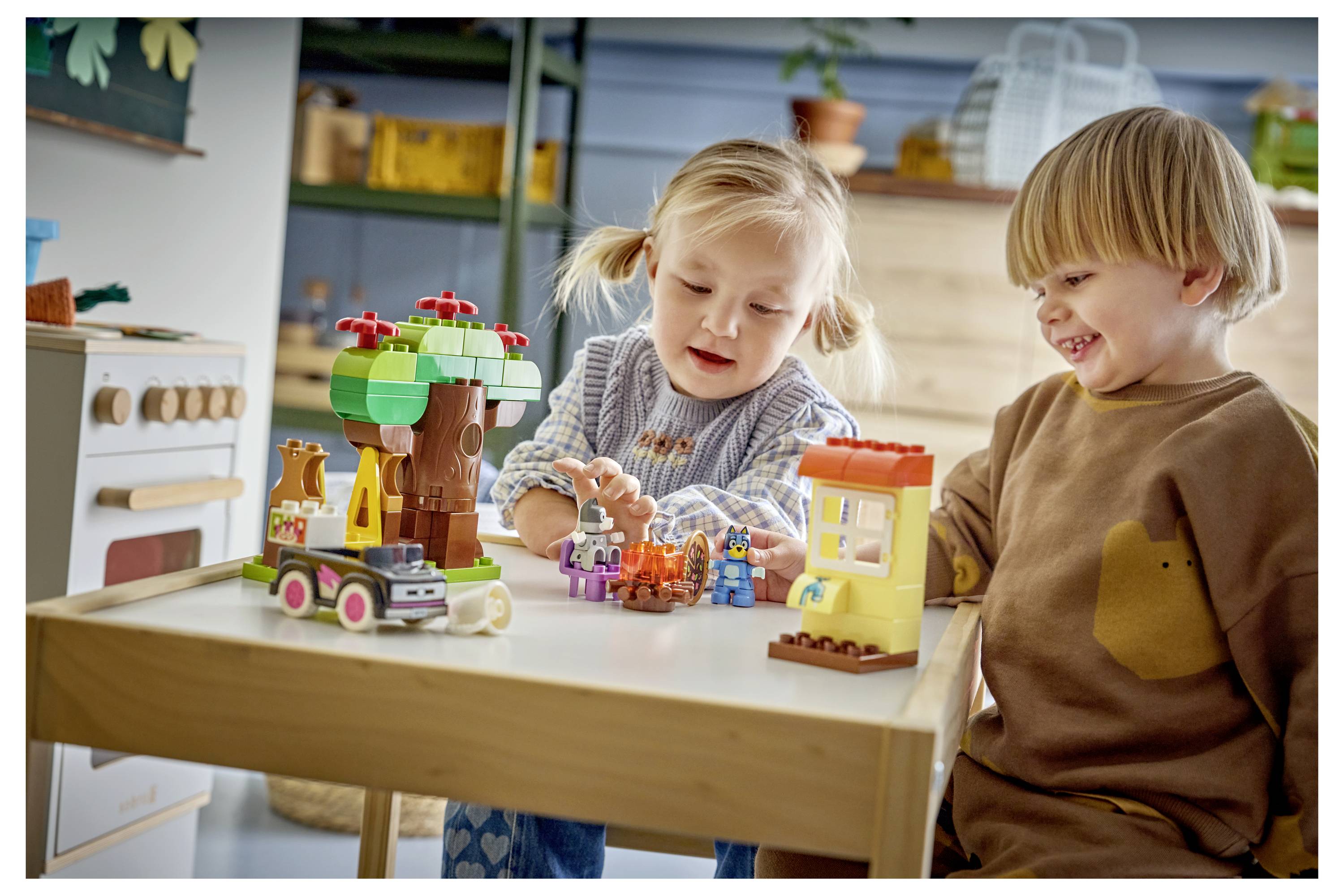 LEGO Friends Vergnügungsparkspielset mit Verpackung, die eine farbenfrohe Achterbahn und Jahrmarktszenen mit enthaltenen Minipuppen und Zubehör zeigt.