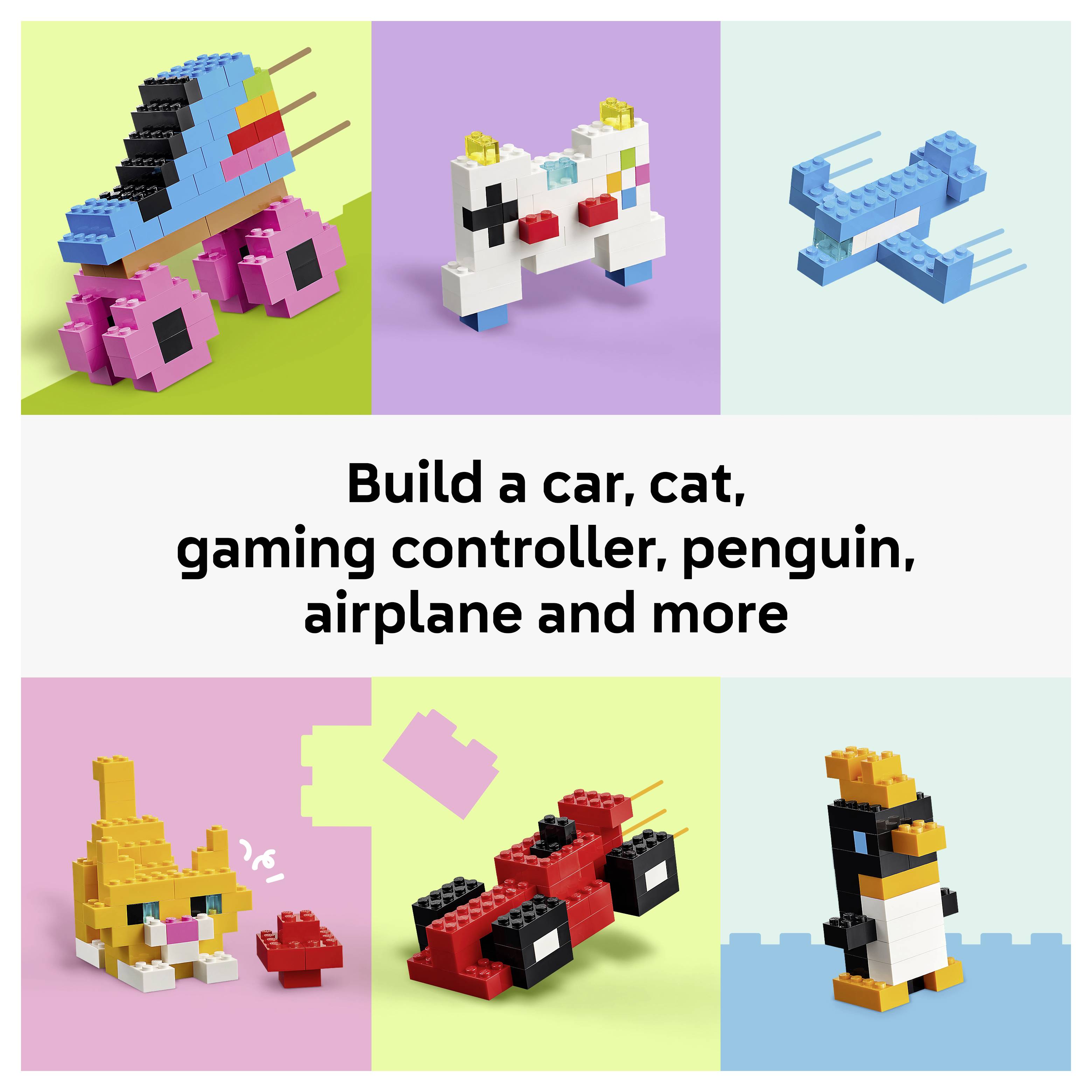 Werbebild von bunten, aus Bausteinen gebauten Modellen: Schuhe, Spielecontroller, Flugzeug, Katze, Auto und Pinguin, mit Text „Baue ein Auto, eine Katze, einen Gaming-Controller, einen Pinguin, ein Flugzeug und mehr