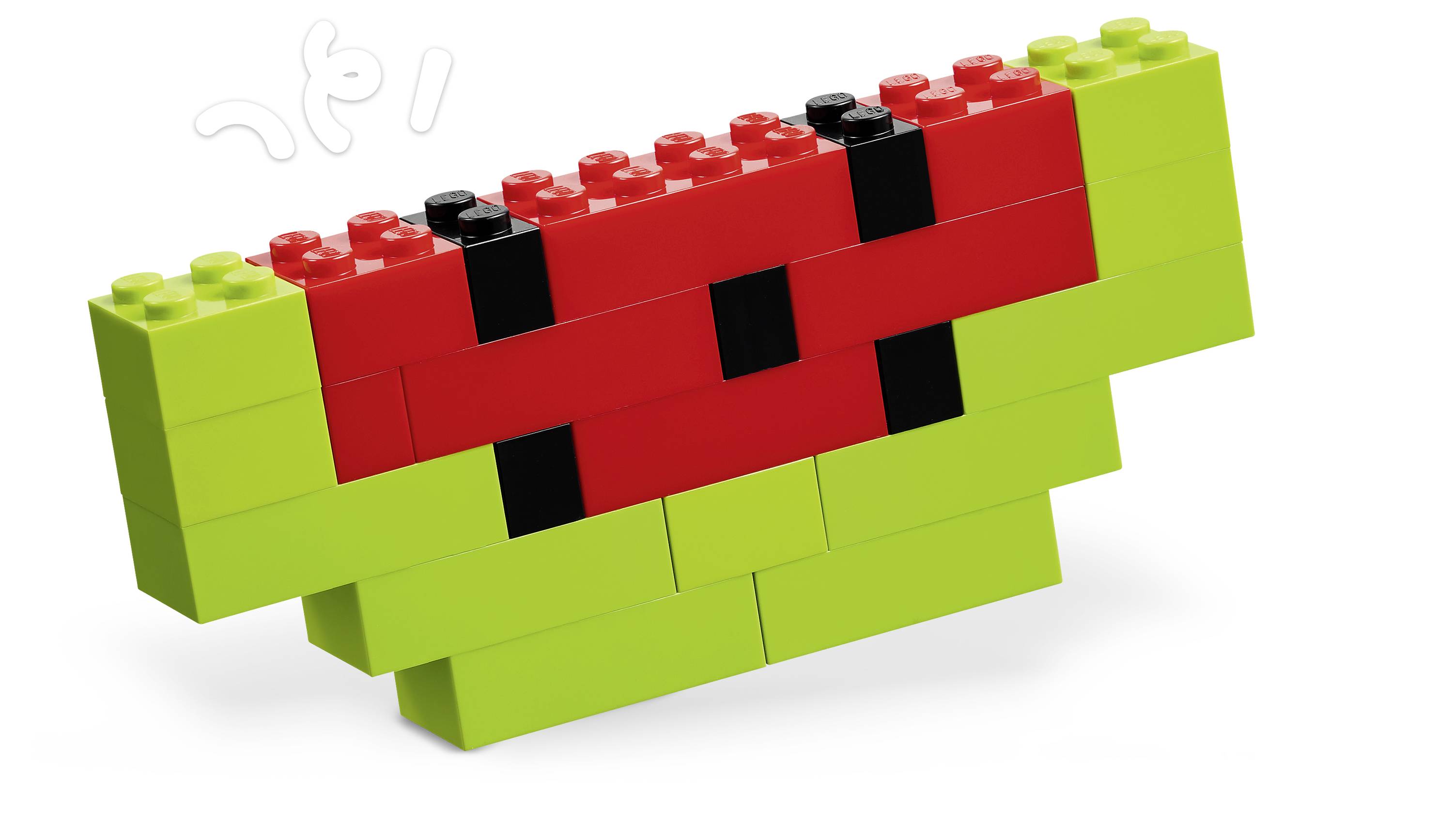 Grünes und rotes LEGO-ähnliches Ziegelmodell in Form eines Wassermelonenstücks, mit schwarzen Streifendetails und weißem Hintergrund.
