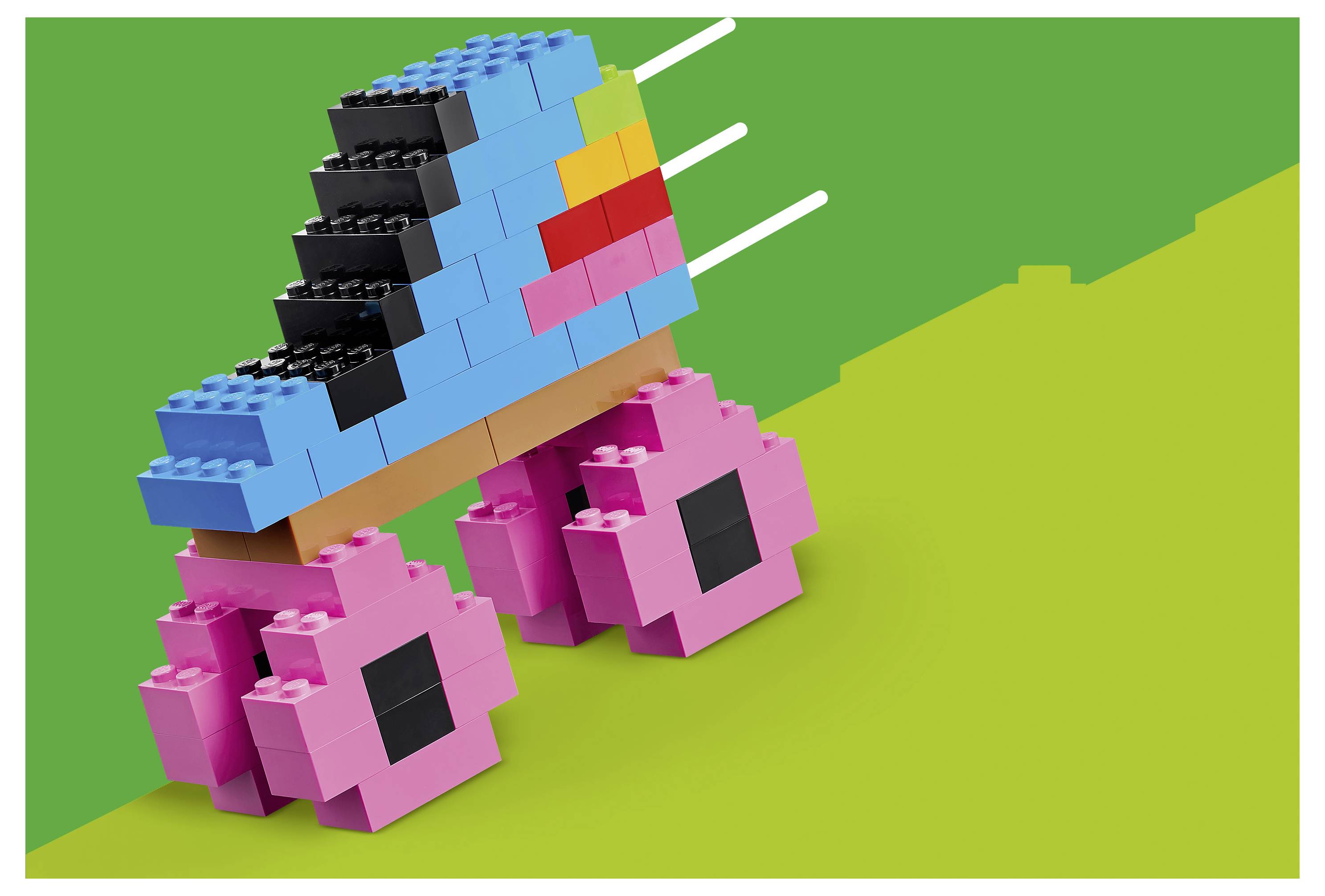 Bunter LEGO-ähnlicher Spielzeugkinderwagen oder Wagen auf vier rosa Rädern, gebaut aus blauen, schwarzen, gelben und rosa Steinen vor einem grünen Hintergrund.
