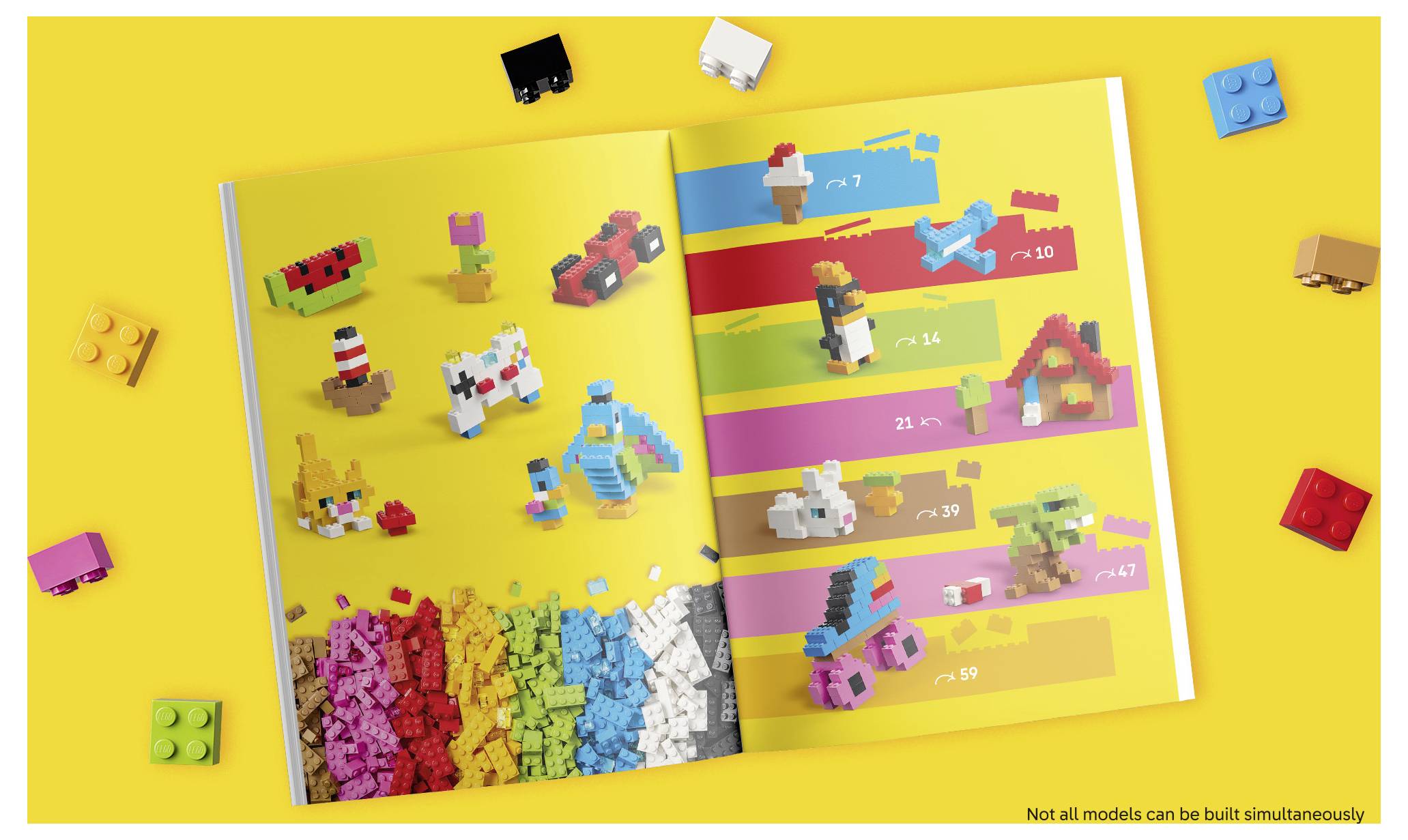 Aufgeschlagenes Buch auf gelbem Hintergrund mit farbenfrohen LEGO-ähnlichen Bauanleitungen und Steinteilen, mit einem Bild mehrerer Modelle und Anzahl pro Schritt.
