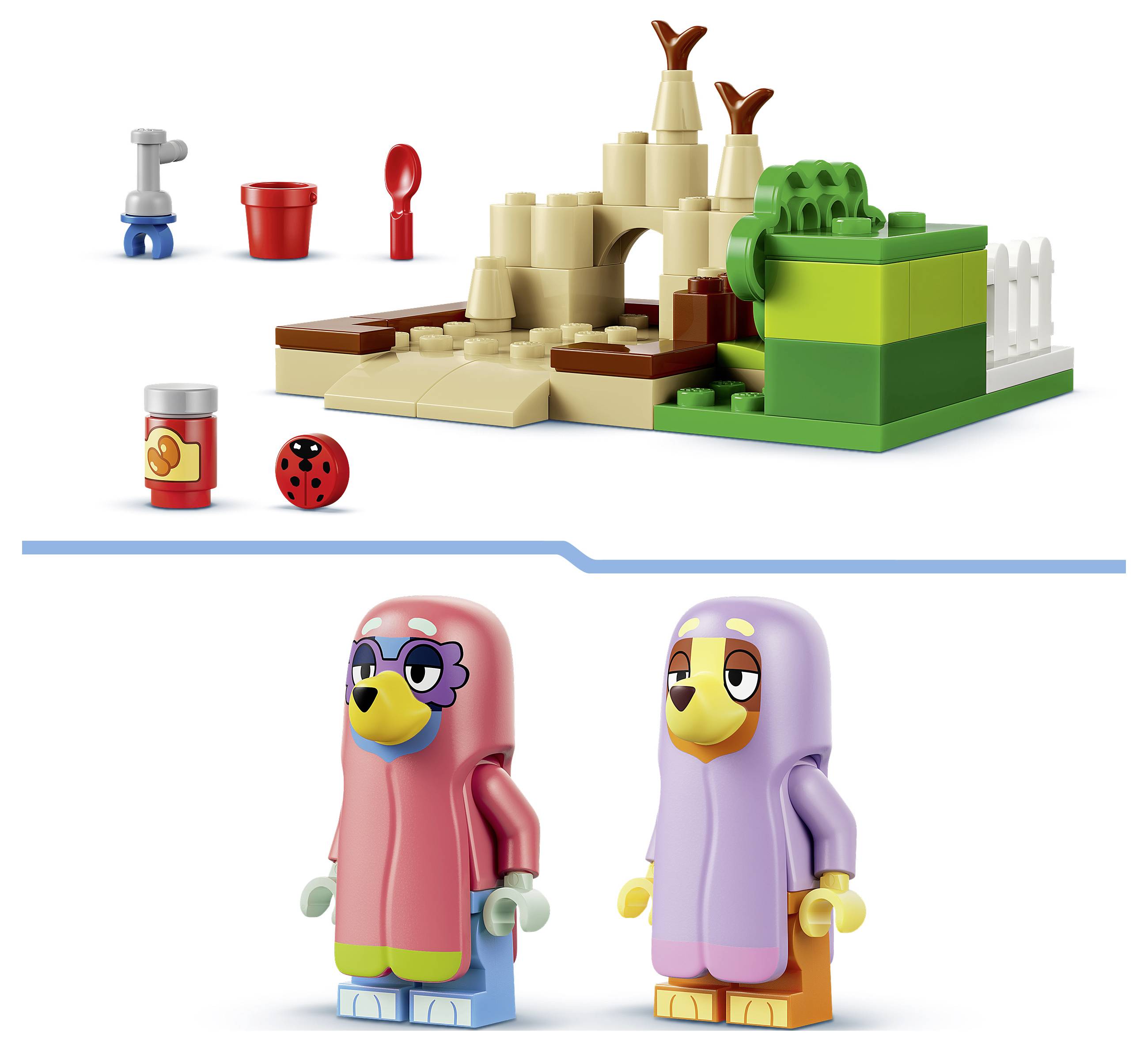 LEGO-Vogelfiguren: Ein rosa Vogel und ein violetter Vogel stehen unterhalb eines kleinen wüstenähnlichen Spielsets mit einer grünen Struktur, beigefarbenem Sand und verstreuten Zubehörteilen.