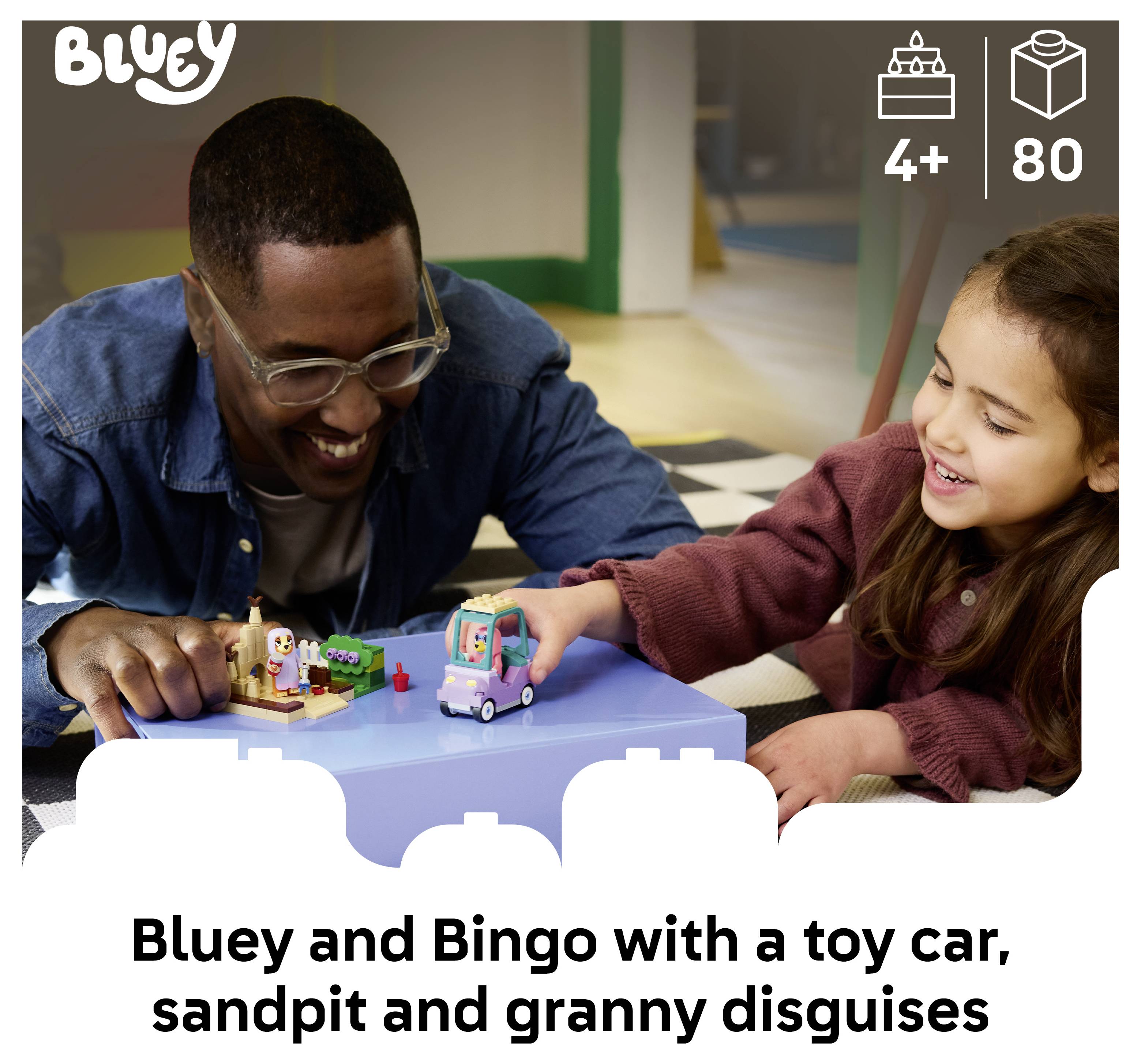 Erwachsener und Kind spielen mit Bluey-Spielzeugen auf einer blauen Spielfläche, einschließlich eines Spielzeugautos und eines Sandkastensatzes; die Produktverpackung zeigt „4+