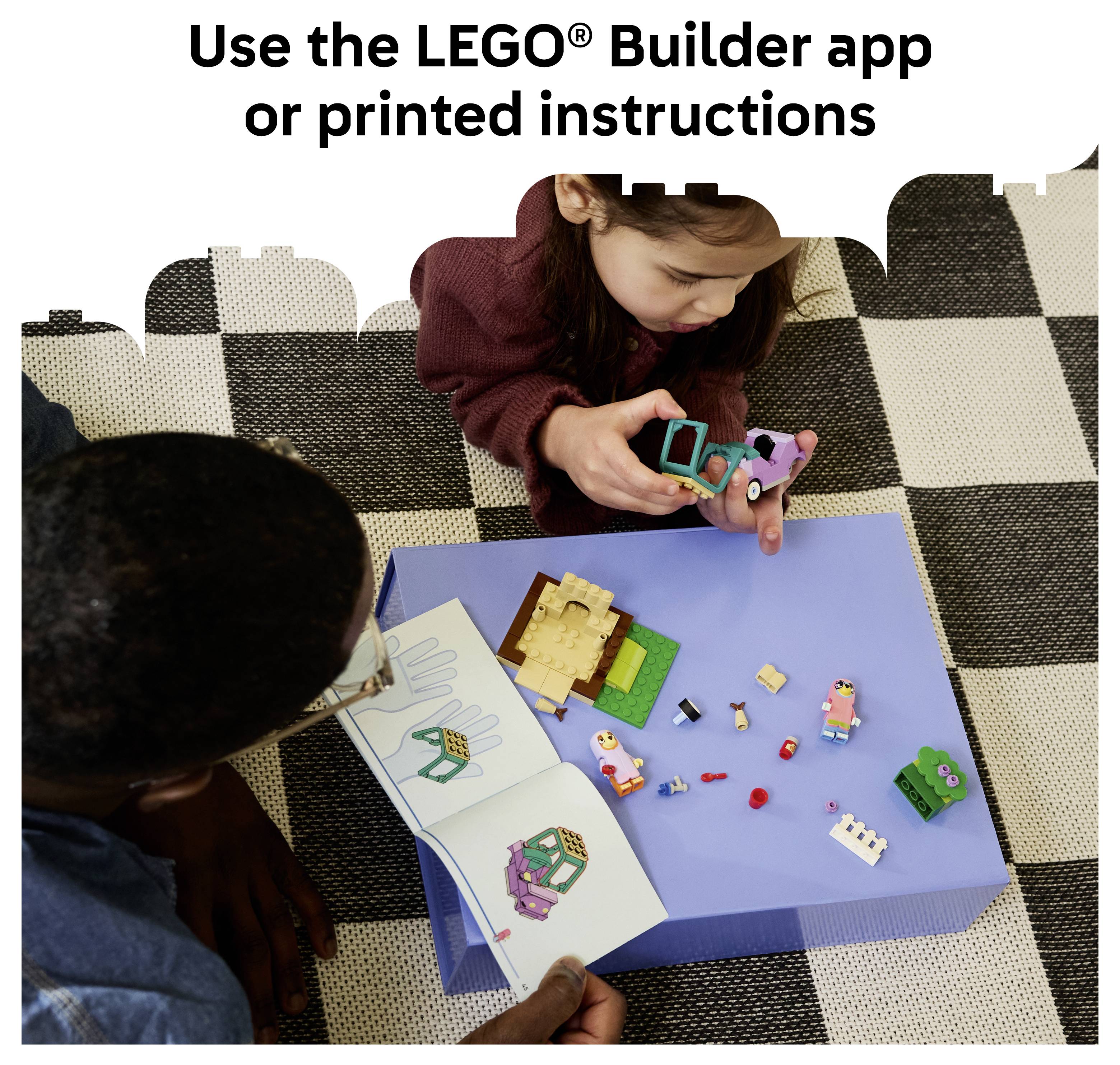 Kind baut ein LEGO-Set mit gedruckten Anleitung auf, gezeigt neben lose LEGO-Steinen und einer blauen Schachtel, mit Text, der besagt „Verwenden Sie die LEGO Builder-App oder gedruckte Anleitung