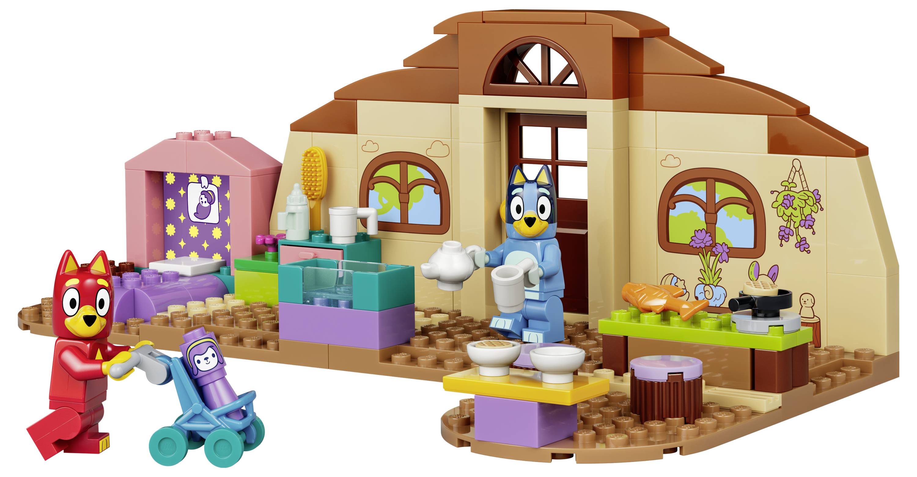 LEGO-ähnliche Spielzimmerszene mit Bluey- und Bingo-Figuren, einem Kinderwagen und einer Hausinterior mit einem Tisch, Küchenutensilien und Spielzeugzubehör.