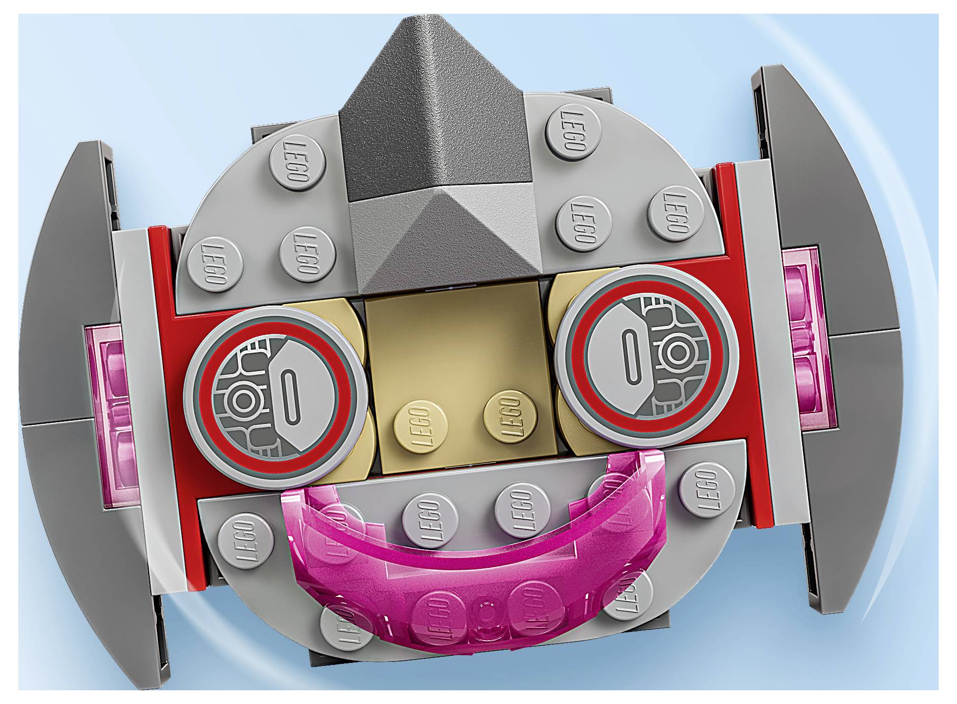Nahaufnahme eines LEGO-Robotergesichts mit grauen Ohren, roten Akzenten, rosa Augen und einem lächelnden rosa Mund auf hellblauem Hintergrund.