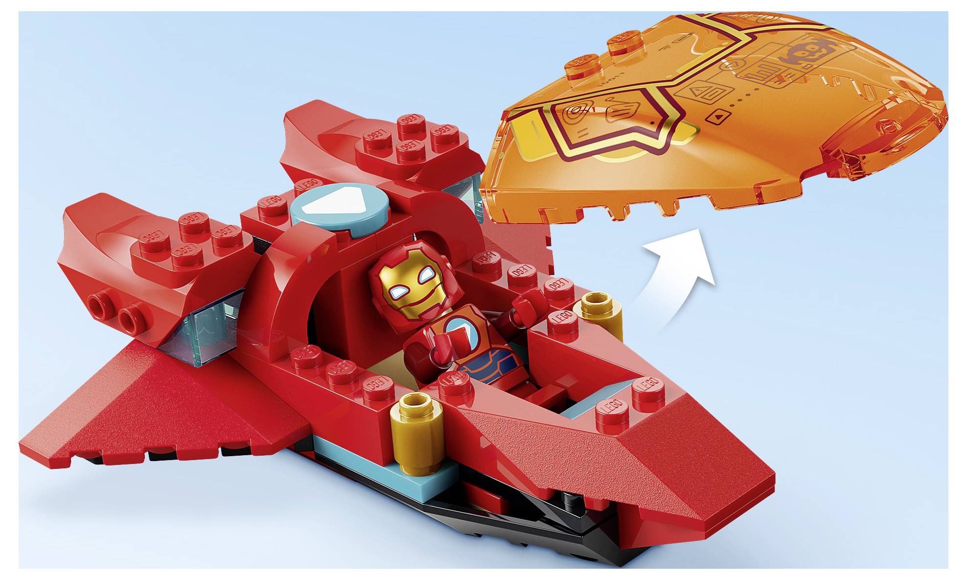 Roter LEGO-ähnlicher Jet mit offener orangefarbener Kanzel, die eine im Inneren sitzende Iron Man-Minifigur zeigt, vor einem hellblauen Hintergrund dargestellt.