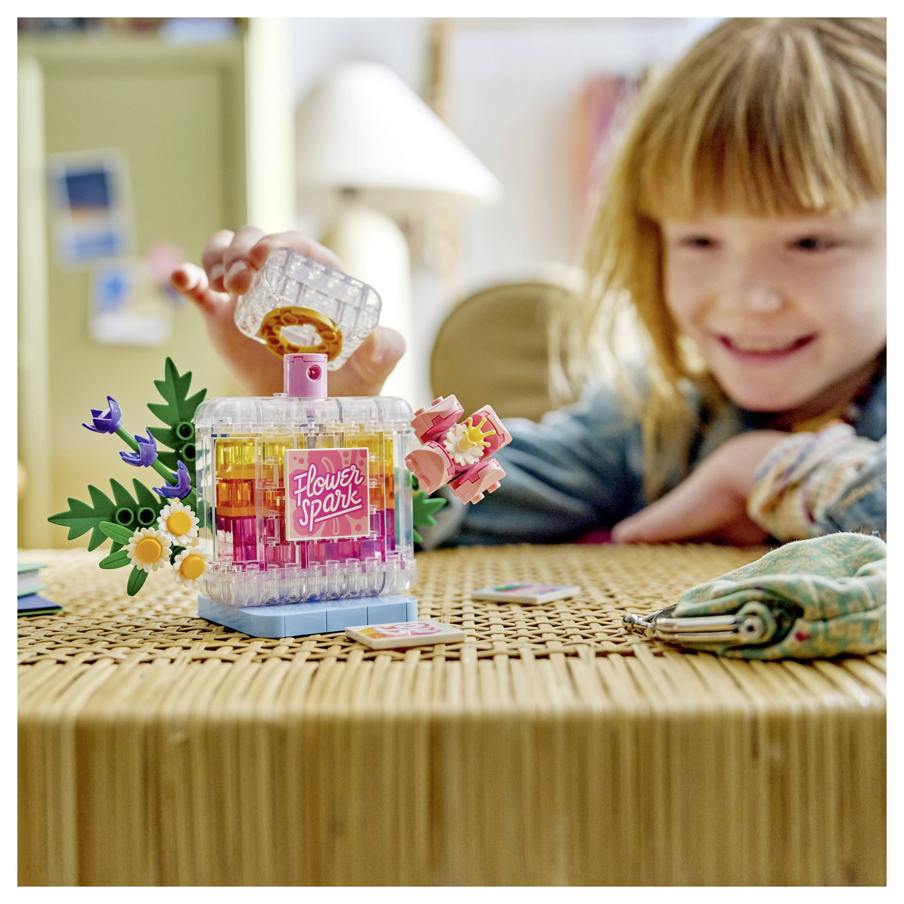 Kind spielt mit einem transparenten „Flower Spark