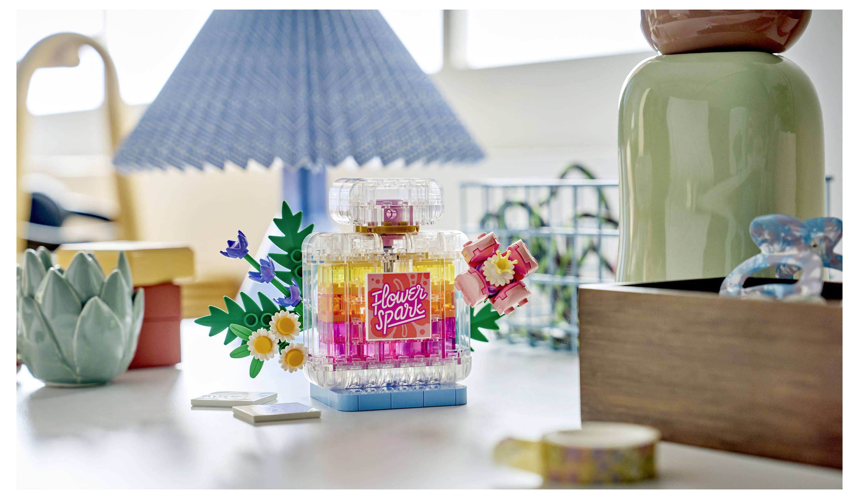 Farbenfrohe LEGO-ähnliche Parfümflasche mit dem Etikett „Flower Spark