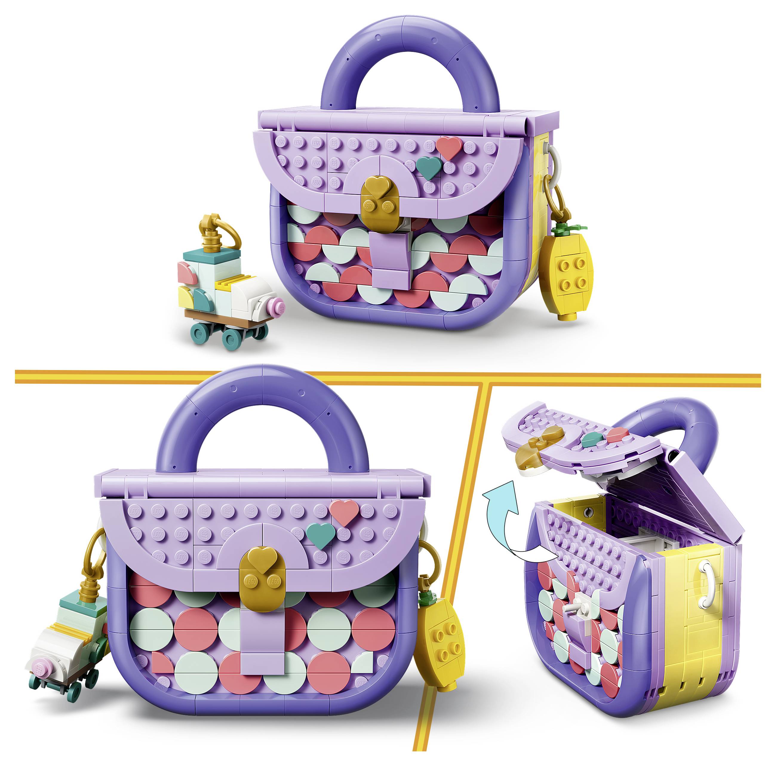 Violette LEGO-ähnliche Handtasche mit buntem Fliesenmuster, goldener Schnalle und kleinen Charm-Accessoires, geschlossen und offen gezeigt, um das Innere zu enthüllen.