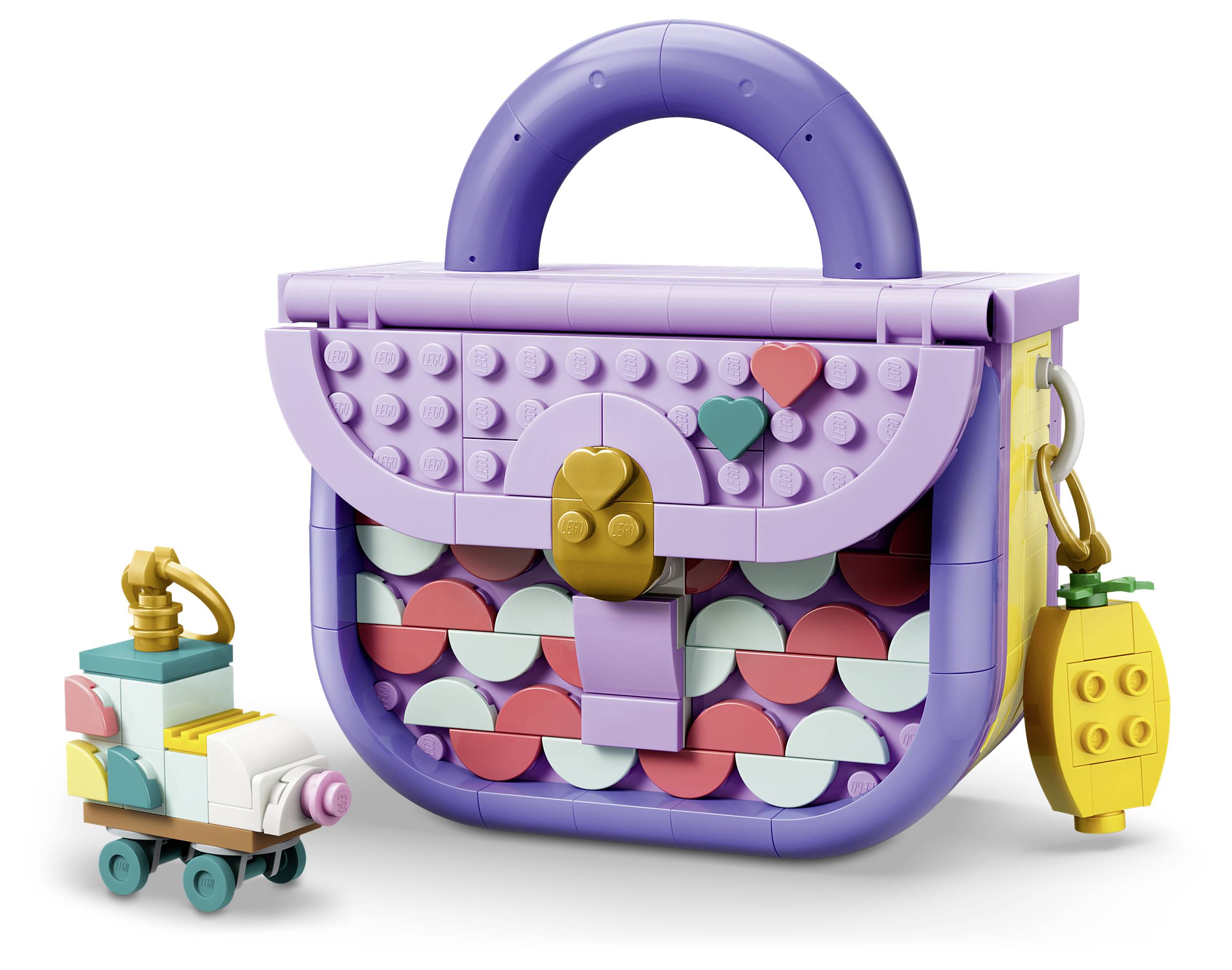 Eine lila Spielzeughandtasche mit großem Henkel und Herzdekorationen, abgebildet neben einem kleinen Spielzeugfahrzeug.