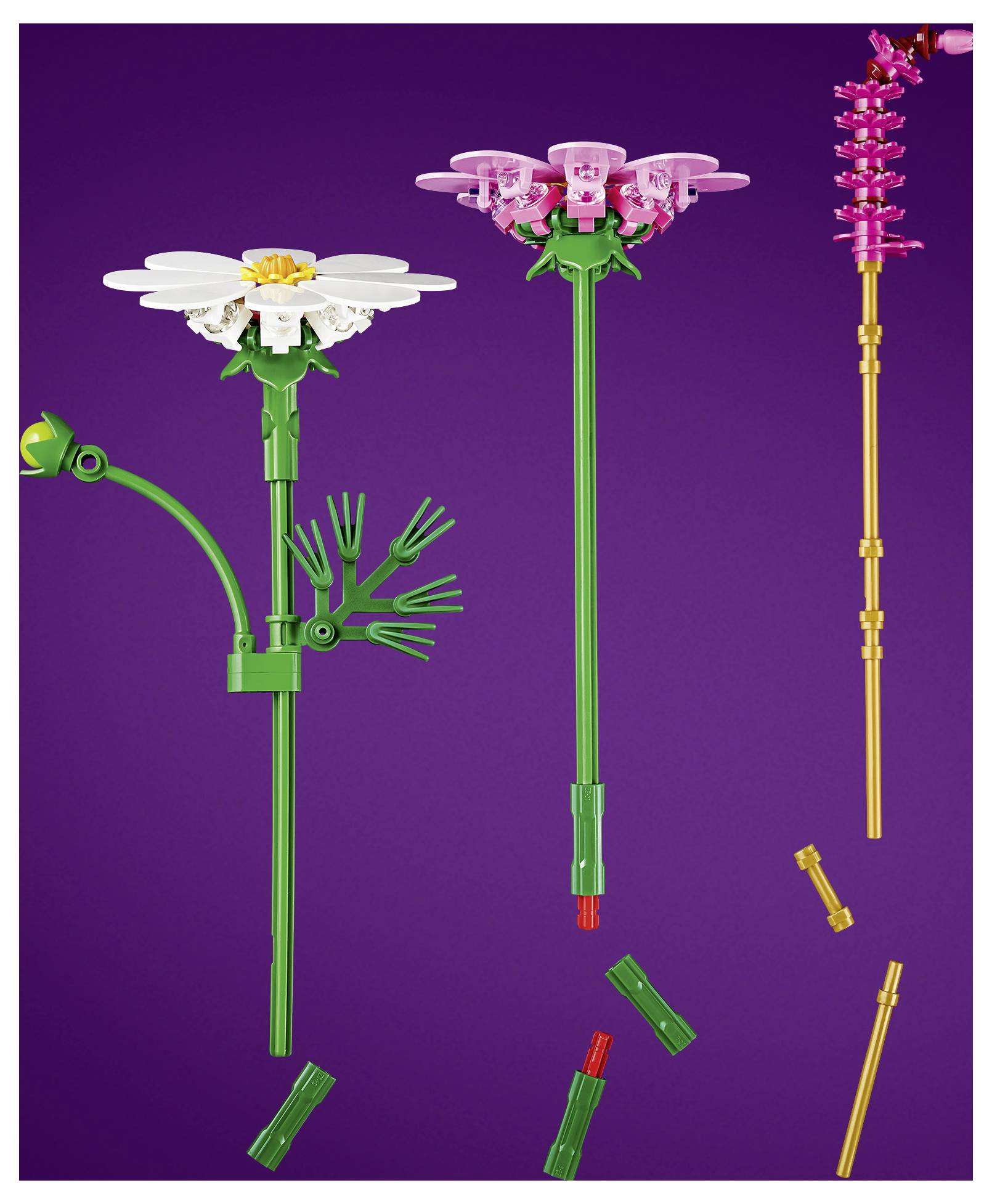 Drei LEGO-artige Blumenkonstruktionen auf violettem Hintergrund: eine weiße Blume auf der linken Seite, eine rosa Blume in der Mitte und ein hoher rosa-goldener Stiel auf der rechten Seite, mit verstreuten losen Teilen darunter.