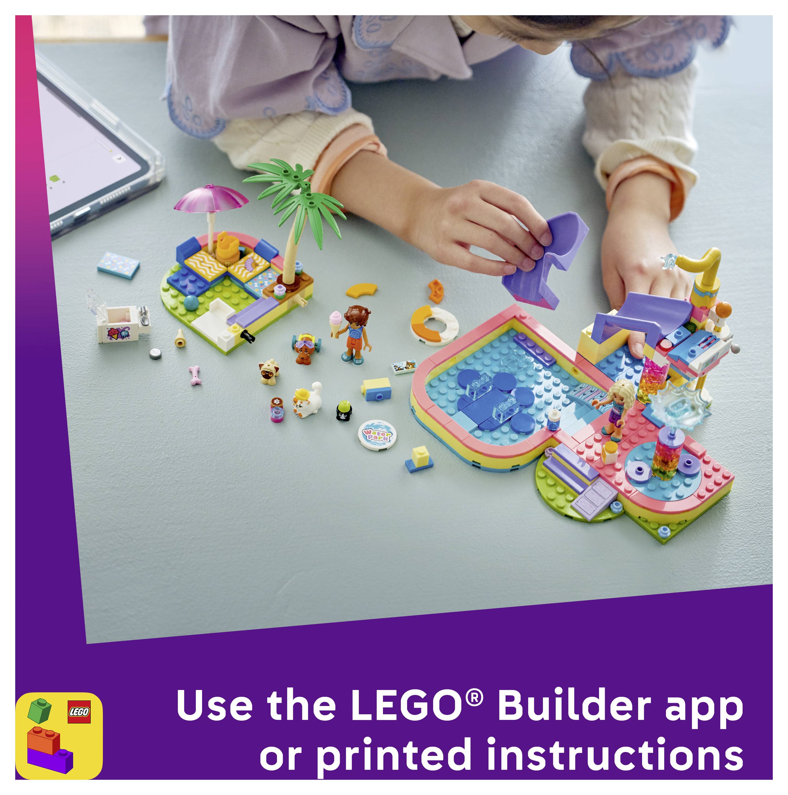 Ein Kind baut ein buntes LEGO-Set auf einem Tisch zusammen und platziert ein lila Stück in der Nähe eines Pools und eines Spielbereichs. Der Text besagt: „Verwenden Sie die LEGO Builder App oder gedruckte Anweisungen