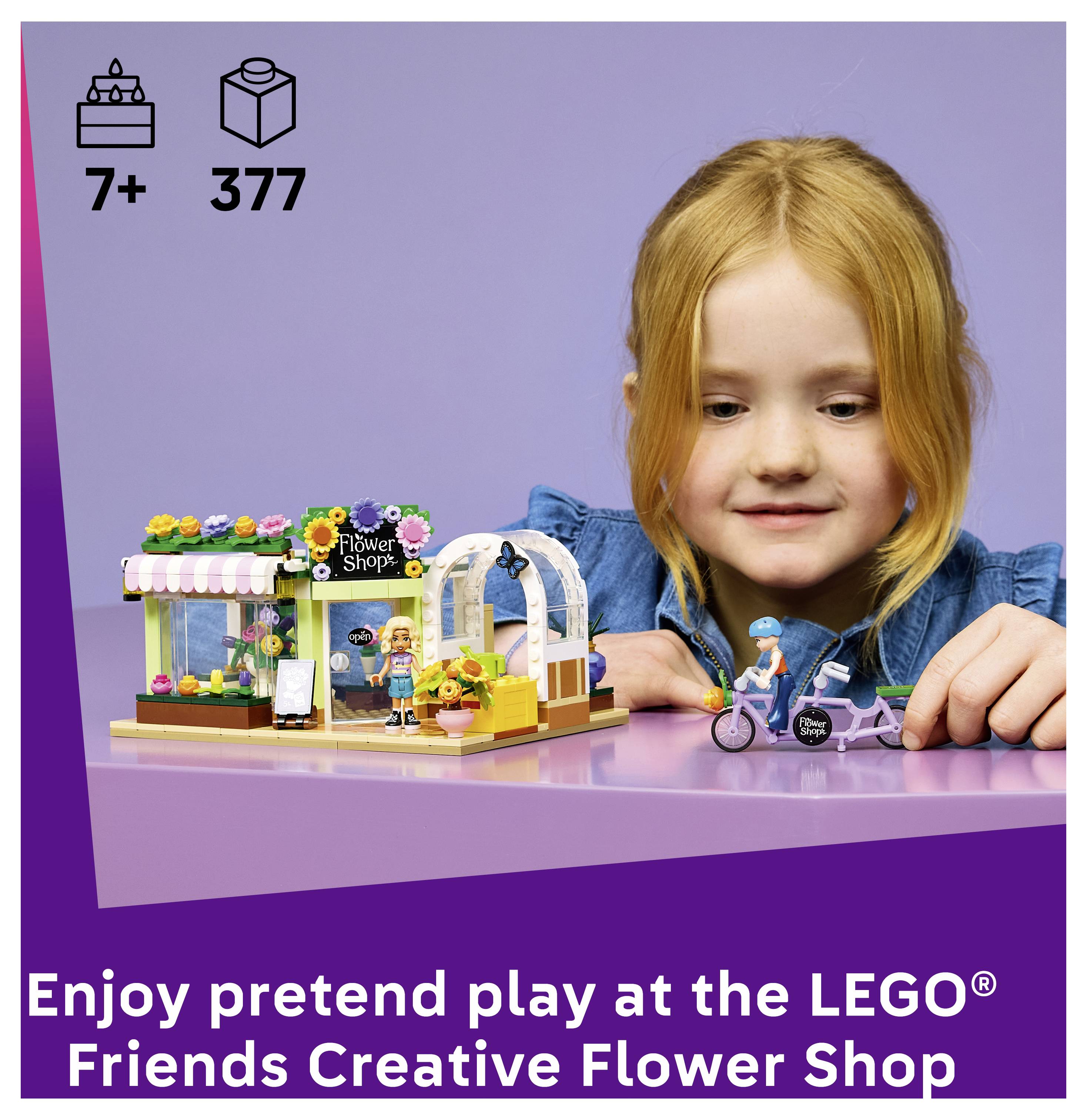 Ein junges Mädchen spielt mit einem LEGO Friends Kreatives Blumenladen-Set, mit 7+ und 377 Teilen dargestellt.