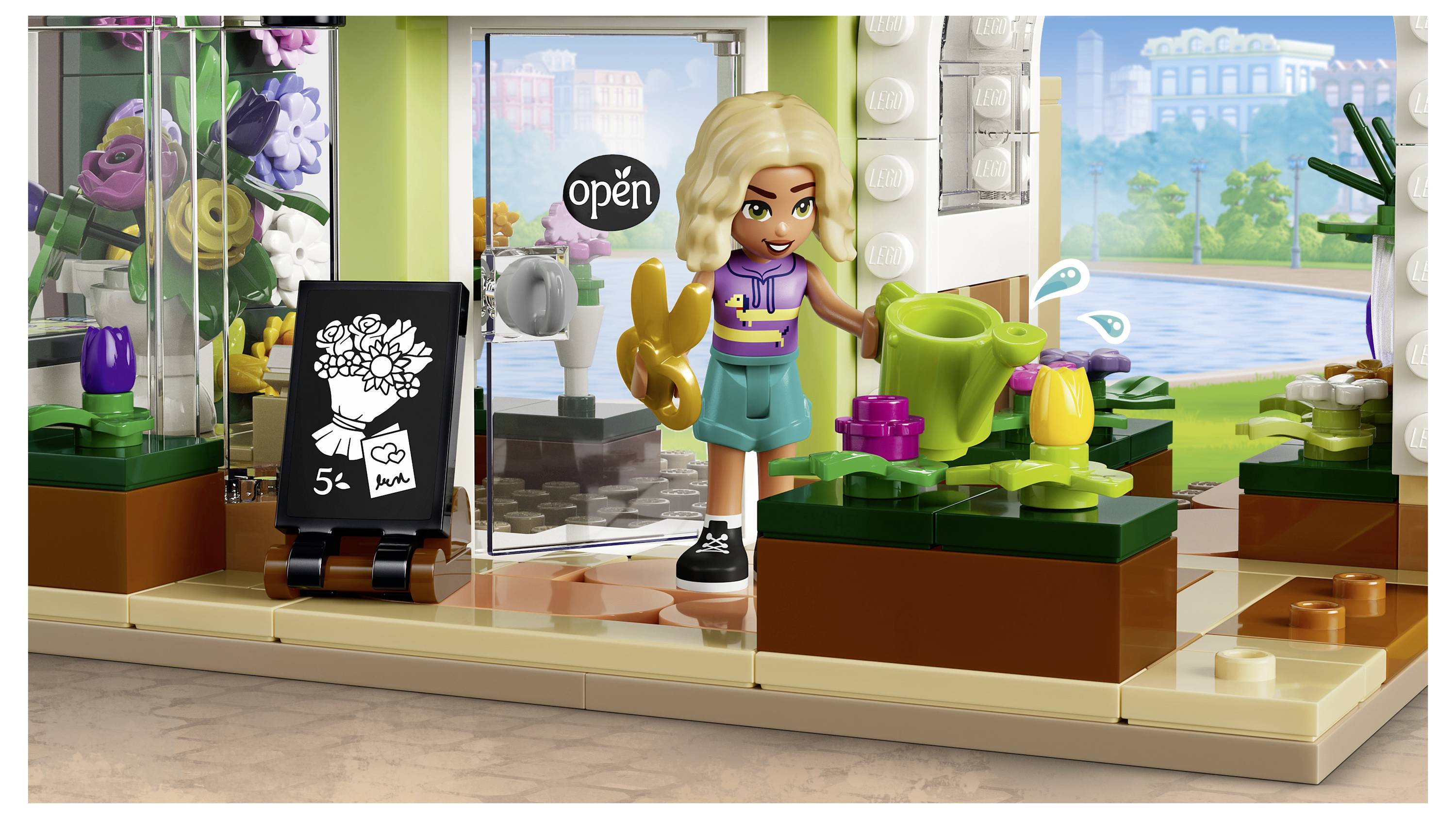 Ein LEGO-ähnliches Blumenladeninterieur mit einer blonden Minifigur, die Blumen arrangiert, einem Schild mit der Aufschrift „Offen
