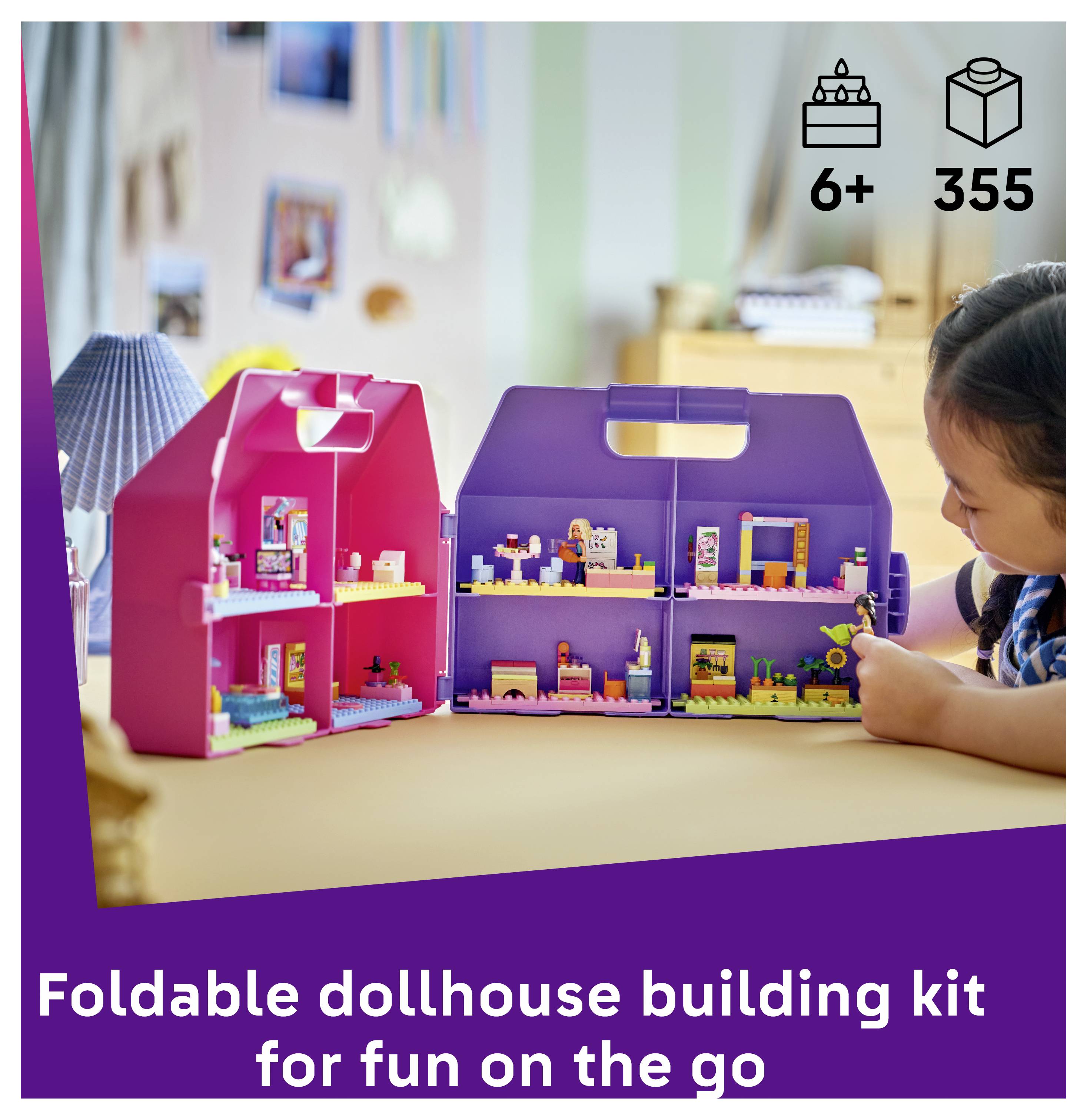 Zusammenklappbares Puppenhaus-Baukasten mit rosa und violetten Koffern, die aufgeklappt die Miniräume zeigen; Kind spielt rechts. Symbol zeigt 6+ und 355 Teile.