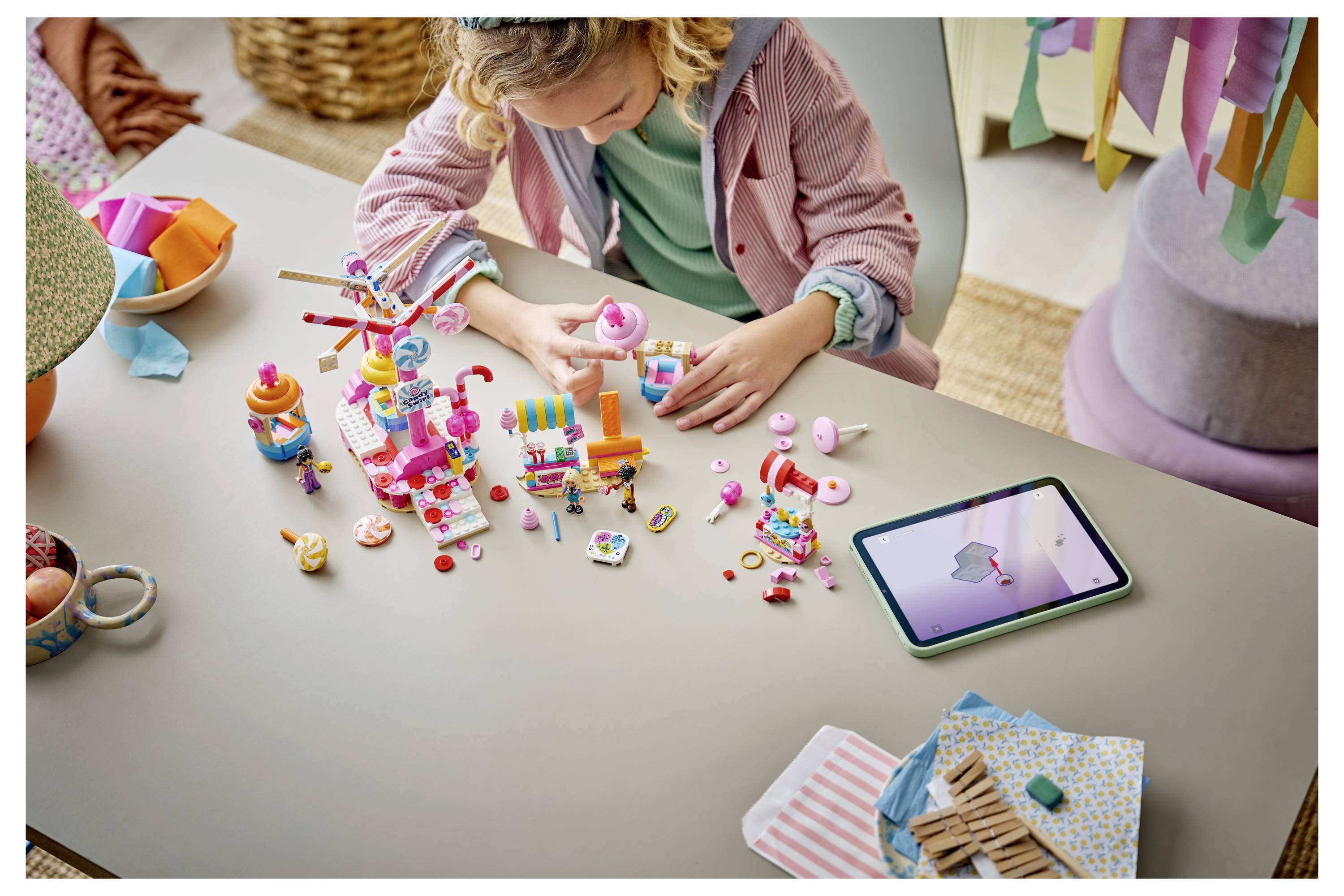 42700 LEGO® FRIENDS Cupcake-Riesenrad; Vergnügungspark-Spielzeug für nachahmende Rollenspiele mit 3 Spielfiguren und jeder Menge