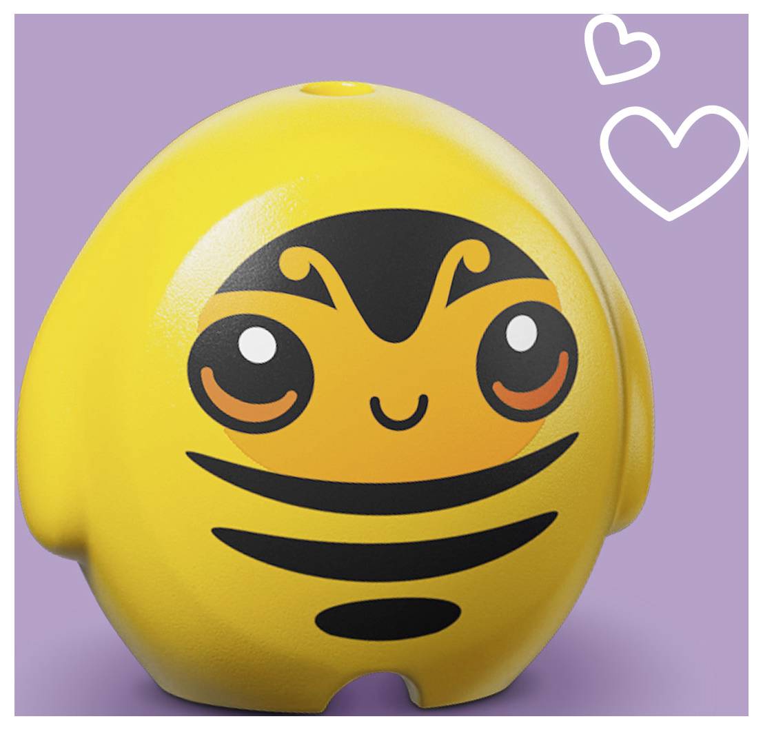 Gelbes lächelndes Spielzeug mit Bienenmotiv und Herzkritzeleien auf violettem Hintergrund.