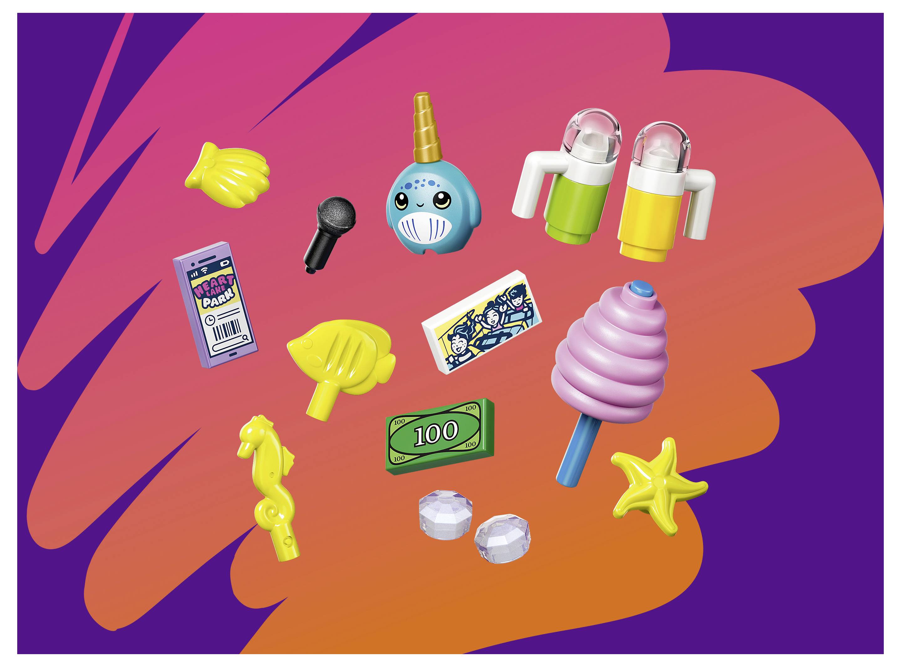 Eine bunte Collage aus retro-ähnlichen Symbolen auf einem abstrakten violett- und rosafarbenen Hintergrund, einschließlich einer Taschenlampe, eines Schlüssels, von Eintrittskarten, Bargeld, Lutscher und eines Sterns.