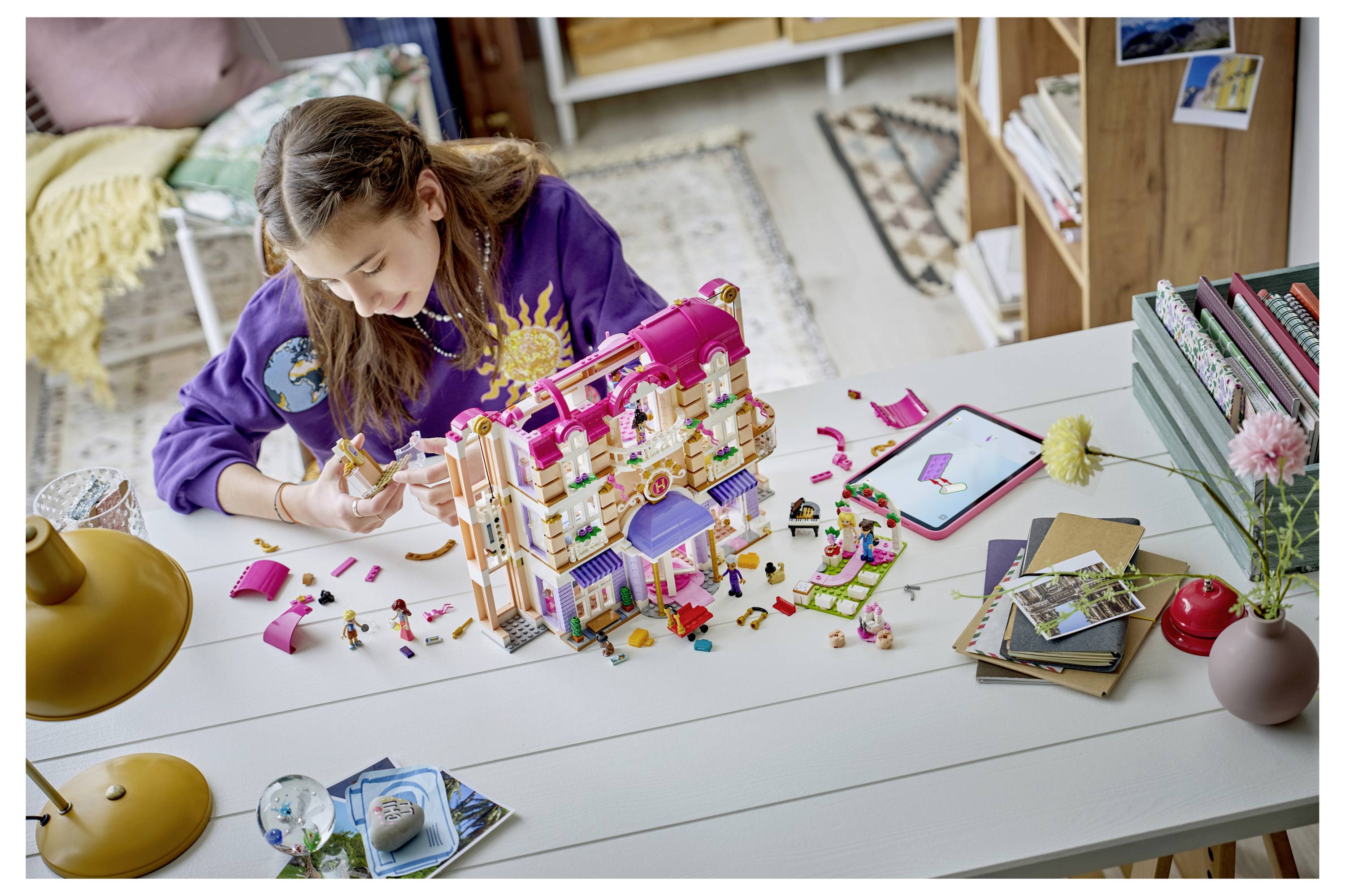42704 LEGO® FRIENDS Das Grandhotel von Heartlake City; Spielset mit 6 Spielfiguren und 2 Katzen