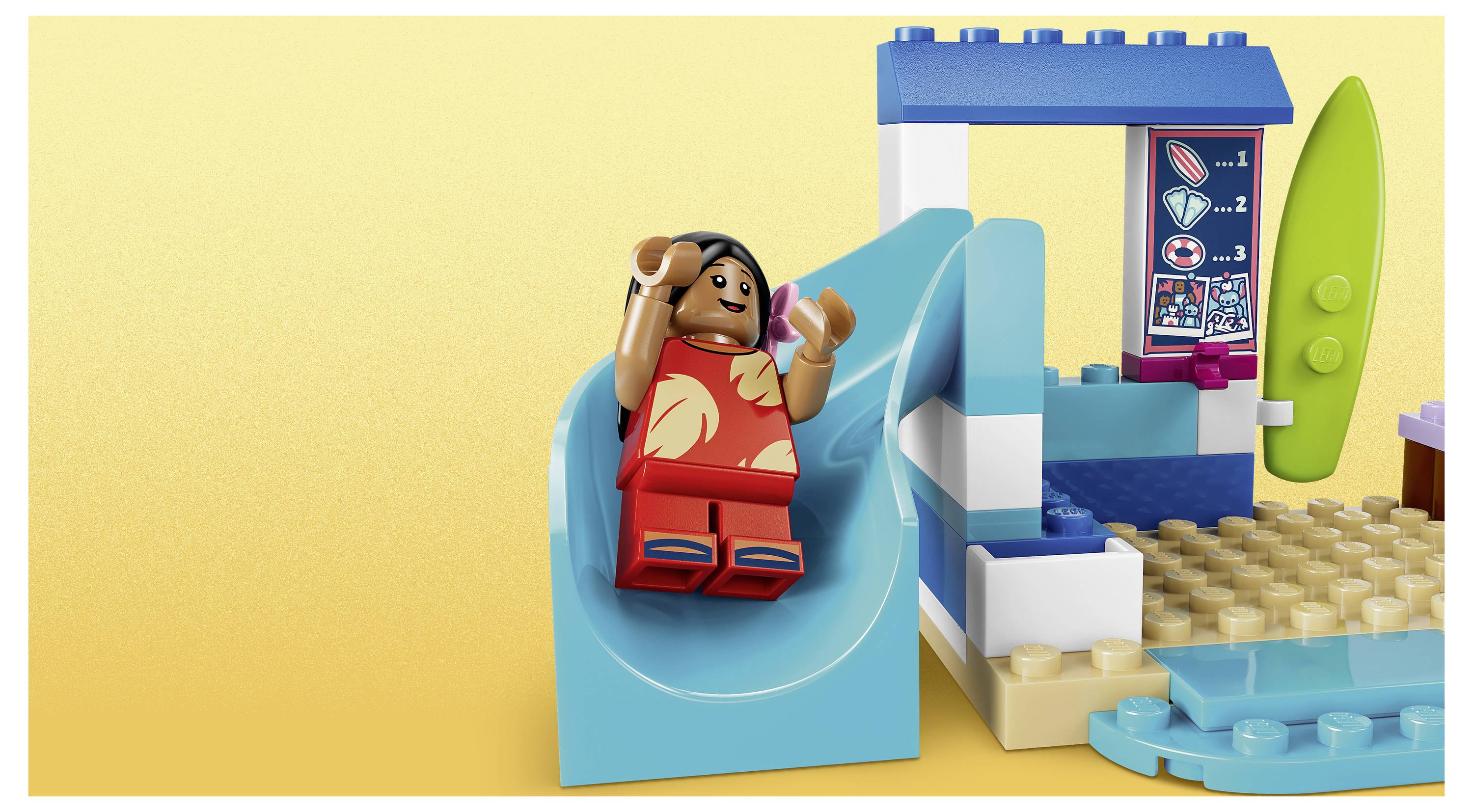Eine LEGO-Minifigur fährt eine türkisfarbene Wasserrutsche neben einem Pool und einem Surfbrett in einem kleinen strandthematischen Spielset hinunter.