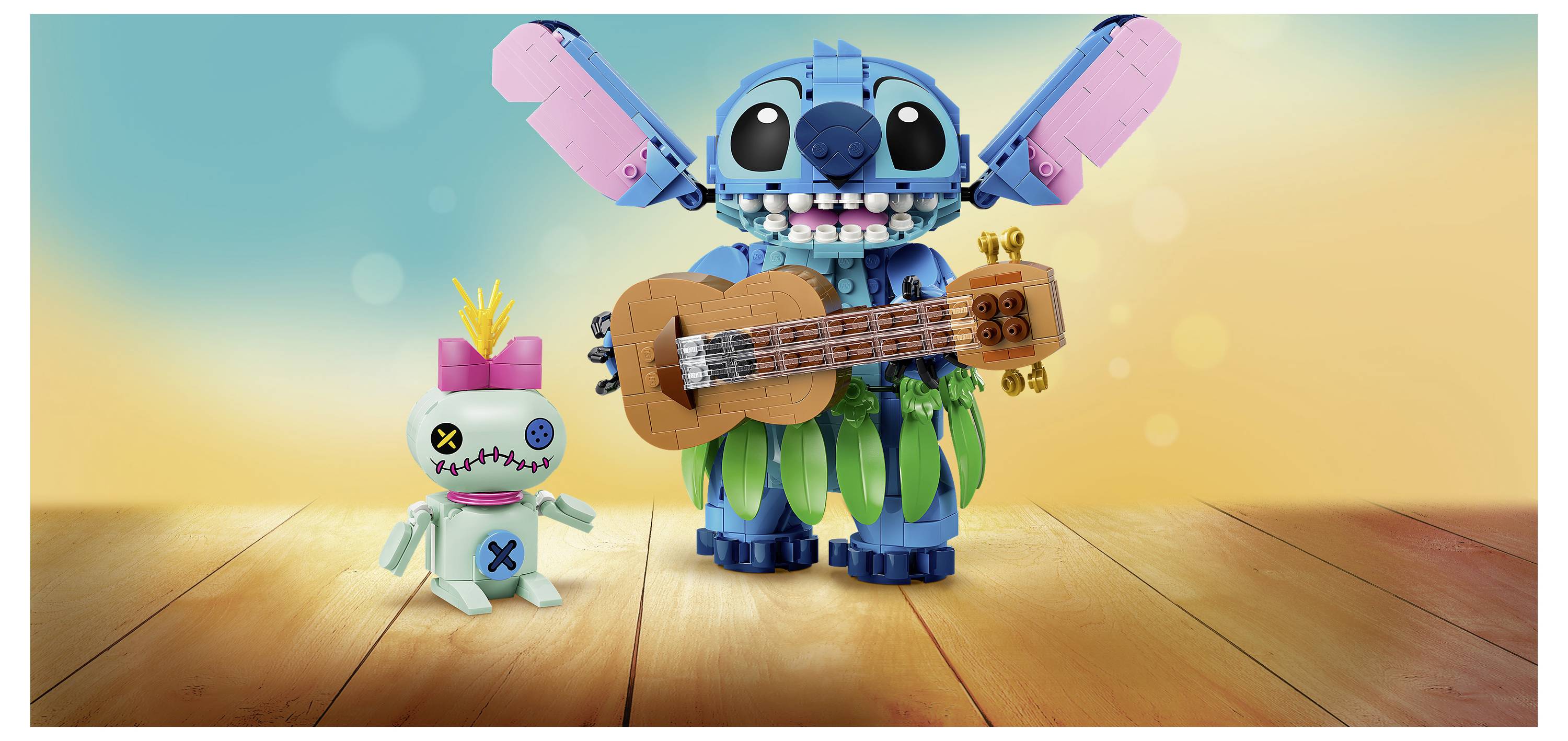 Bunter spielzeugstiliger Roboter und kleinerer Begleiter stehend auf einem Holzboden, wobei der größere Roboter eine Gitarre gegen einen hellen Farbverlaufshintergrund hält.