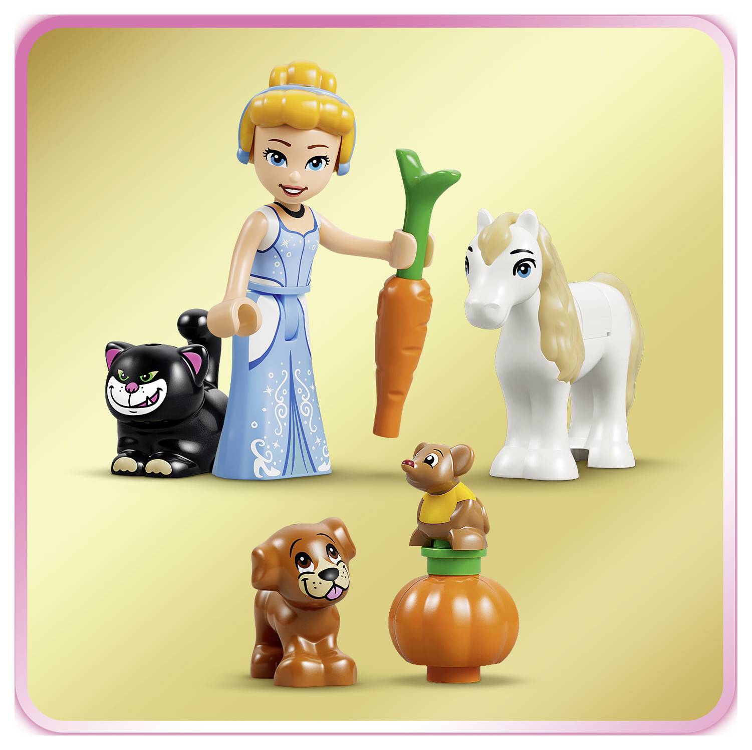 Spielzeugprinzessin, die eine Karotte hält, umgeben von vier Tierfiguren: weißes Pferd, schwarze Katze, brauner Hund und kleines Eichhörnchen auf einem Kürbis.