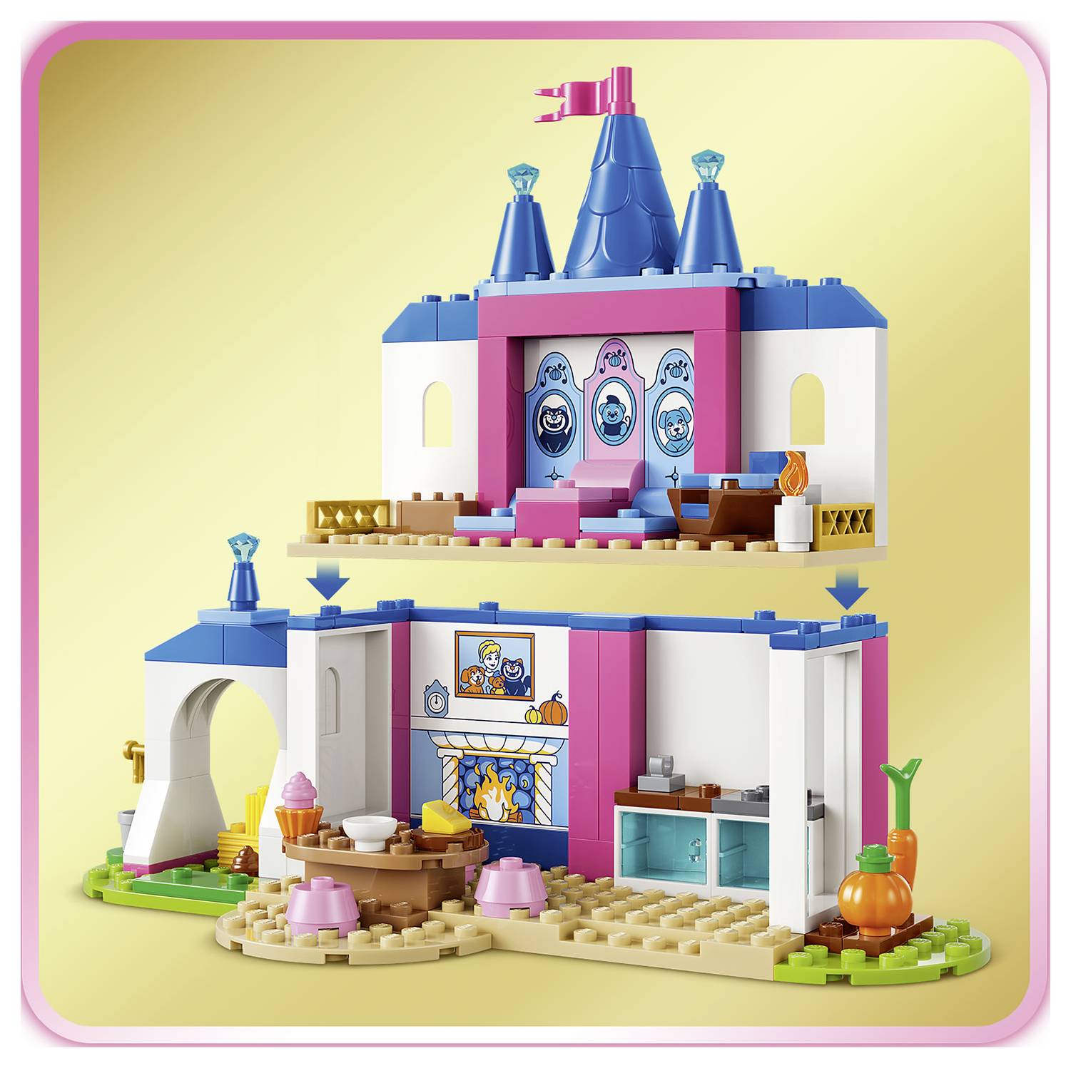 LEGO-artiges Spielzeugschloss mit zwei Abschnitten: oberer Schlossturm und Balkon, unterer Innenspielraum mit Kamin, Tisch, Küche und Kürbissen.