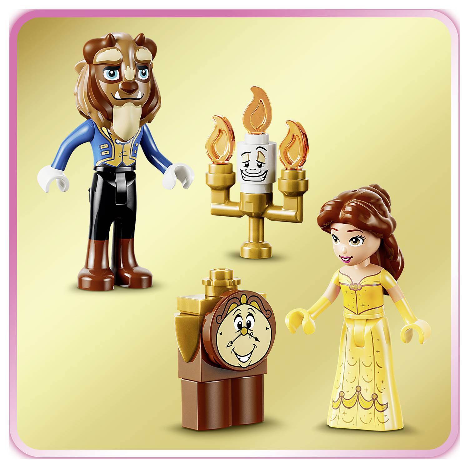 Spielzeugfiguren aus Die Schöne und das Biest: Belle und das Biest stehen neben Lumière und Kogsworth auf einem hellgelben Hintergrund.