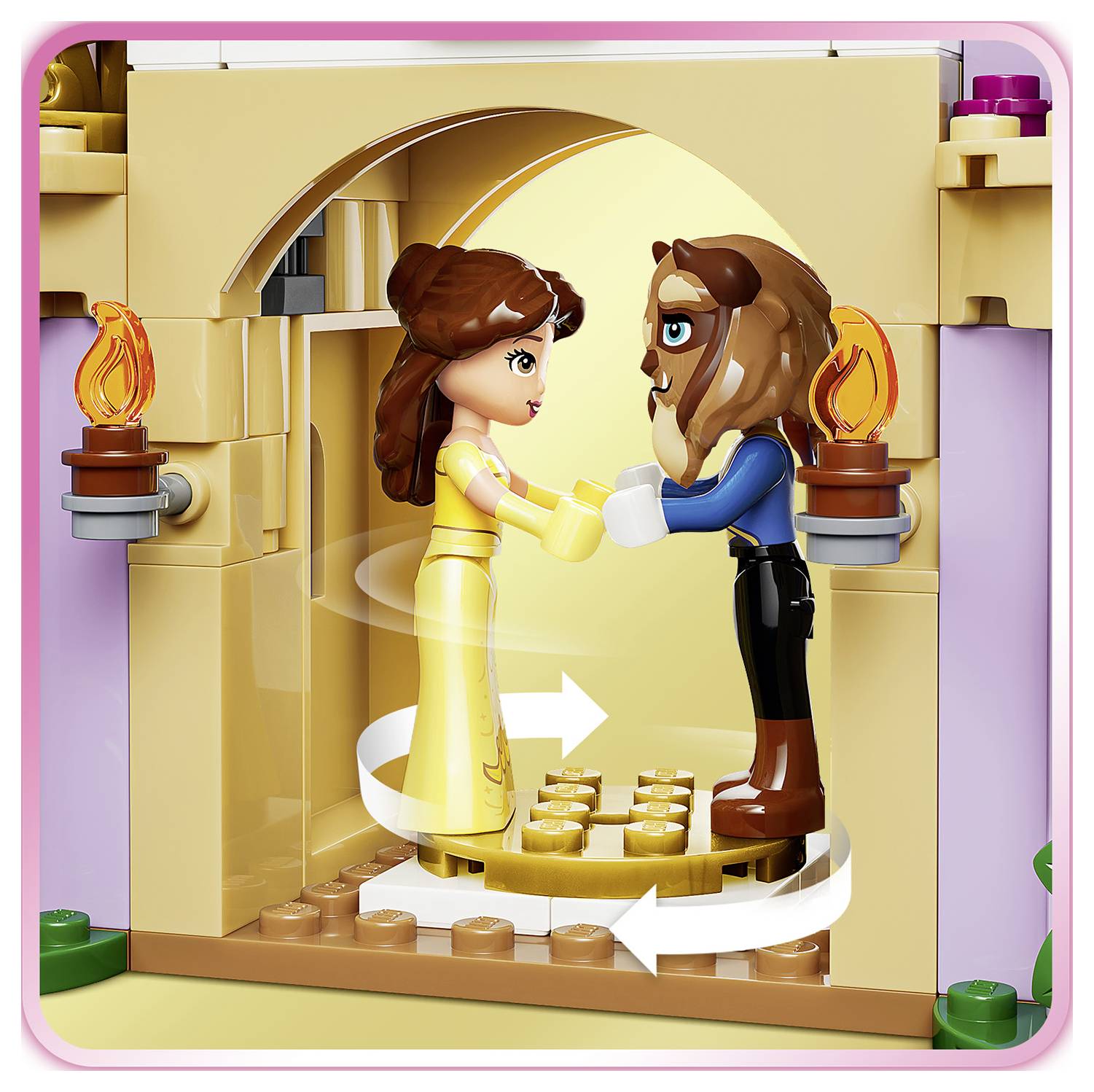 LEGO Belle und das Biest stehen sich in einer Schlosseingangstür gegenüber, halten sich an den Händen und Pfeile deuten an, dass sie sich drehen oder tanzen.