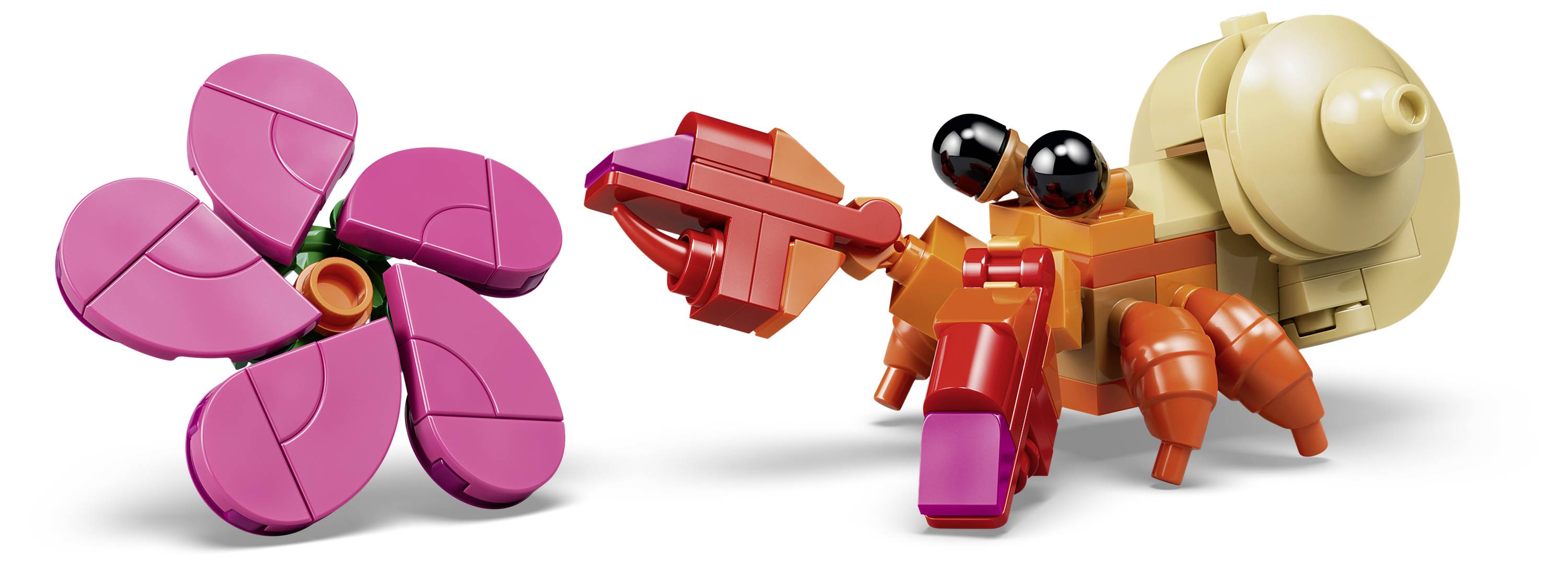 Orangerote und rote LEGO-ähnliche robotische insektenähnliche Figur neben einer rosa segmentierten Blumenform, mit einem beigen runden Zahnrad oder einer Schale auf der rechten Seite.