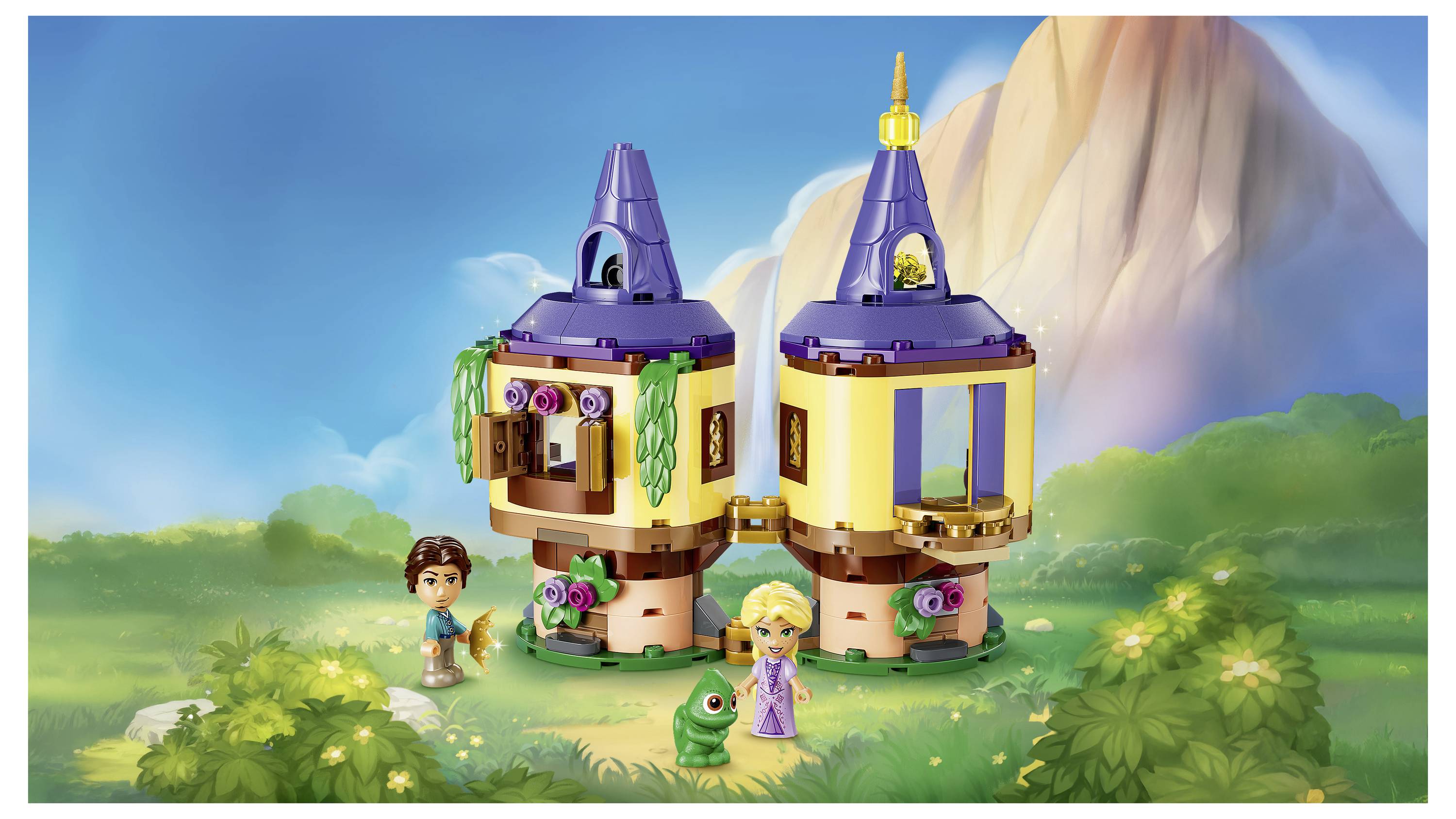 Zweistöckiger Fantasy-LEGO-Turm mit einer blonden Prinzessinnenfigur, einem Jungen und einem grünen Frosch in einer üppigen Gartenkulisse mit Bergen im Hintergrund.