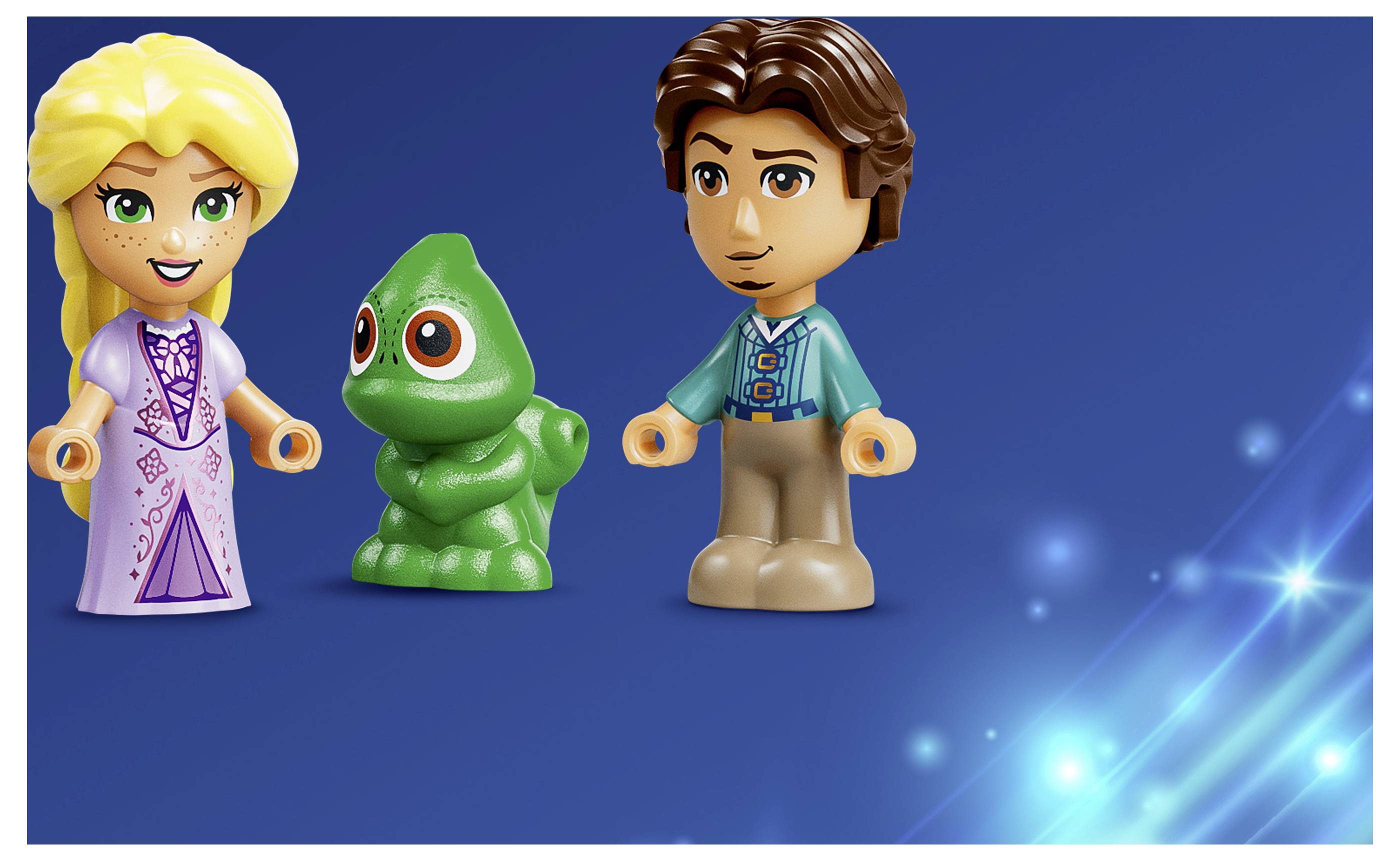 Drei Spielzeugfiguren auf blauem Hintergrund: eine blonde Prinzessin, ein grüner Frosch und ein Junge mit braunem Haar stehen nebeneinander.