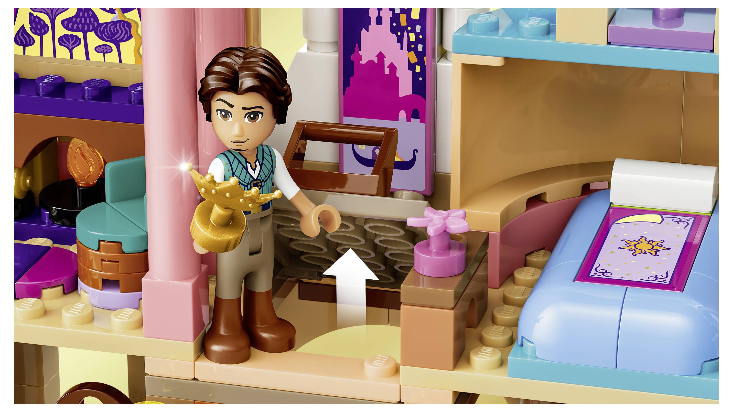 Eine Spielfigur, die einen goldenen Krug hält, steht in einem farbenfrohen LEGO-ähnlichen Zimmer neben einem Bett und einem kleinen Tisch mit einer rosa Vase.