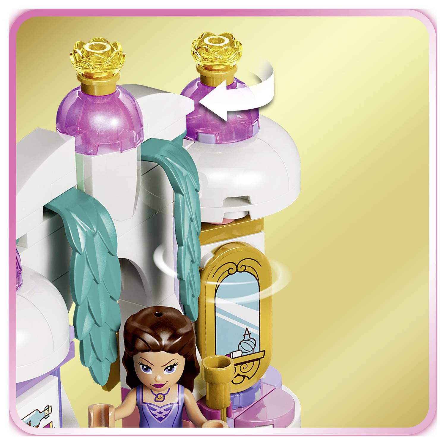 LEGO-ähnliche Fantasieszene mit einer weiblichen Minifigur neben einem Pastellschlossturm und goldbesetzten violetten Spitzen, mit einem weißen Pfeil, der ein rotierendes oder bewegliches Teil anzeigt.