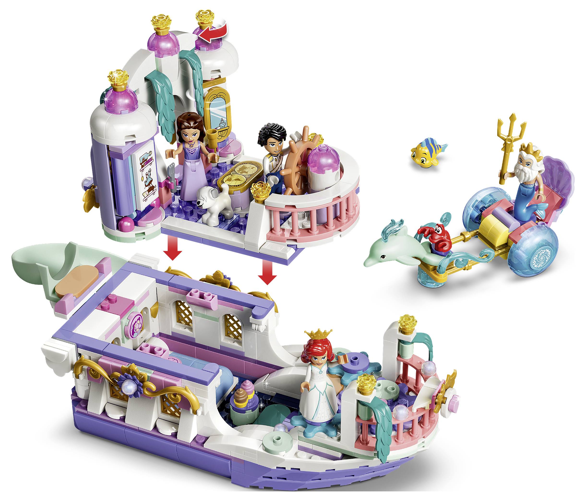 LEGO-Stil Fantasy-Bootsset aufgeteilt in zwei Abschnitte, mit Minifiguren, Meeresbewohnern und einer kleinen Delphin-und-Dreizack-Kutschenszene auf der rechten Seite.