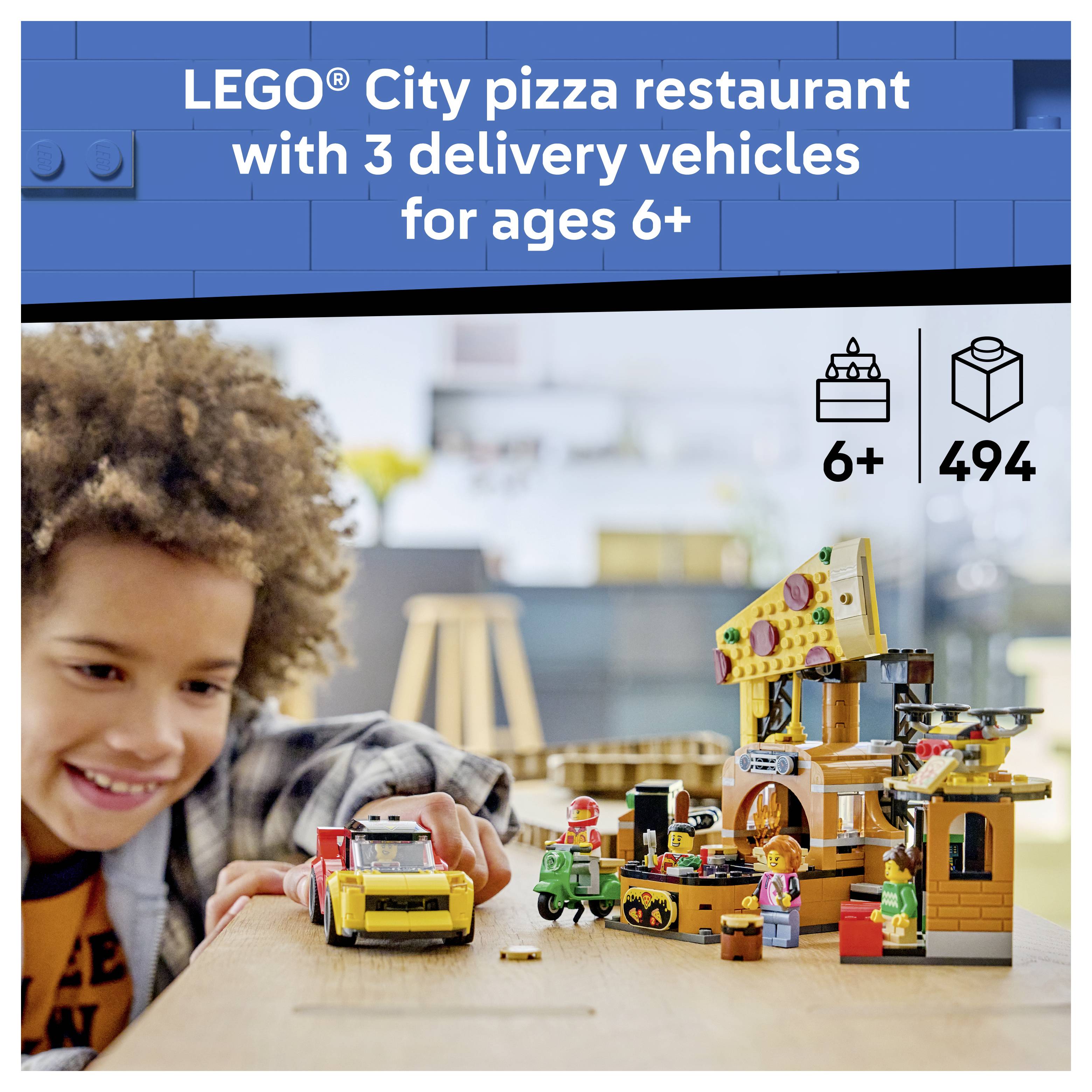 LEGO City Pizzeria-Set für ab 6 Jahren, 494 Teile, mit 3 Lieferfahrzeugen und Minifiguren, die von einem Kind bespielt werden.